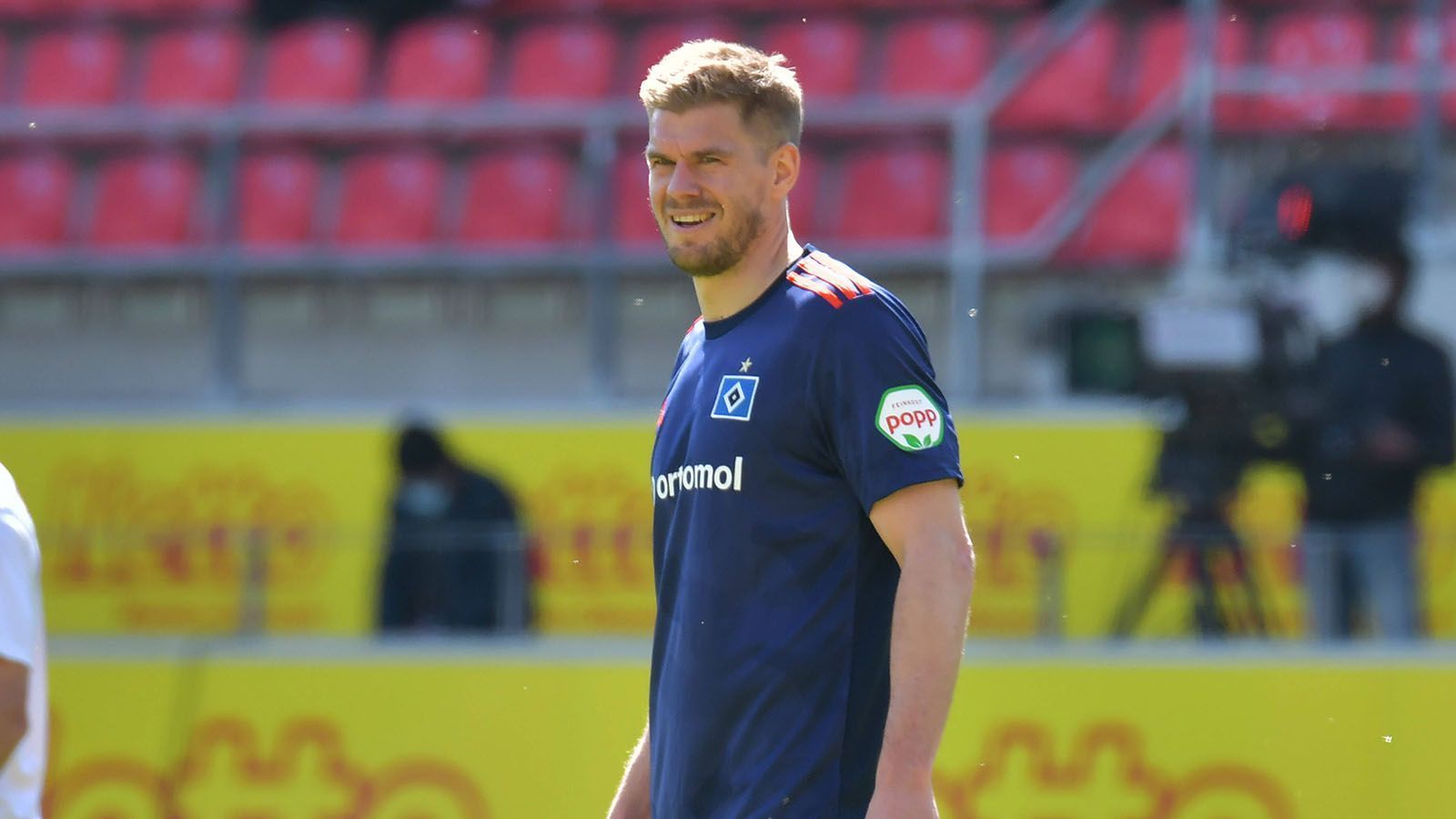 
                <strong>Simon Terodde (FC Schalke 04)</strong><br>
                Simon Terodde bleibt in der kommenden Saison in der 2. Liga - unabhängig davon, ob der Hamburger SV aufsteigt oder nicht. Am Sonntag gab der FC Schalke 04 die Verpflichtung des Torjägers bekannt. Terodde erhält einen Einjahresvertrag bei den Königsblauen mit der Option auf ein weiteres Jahr. "Wir freuen uns sehr, dass uns die Verpflichtung von Simon Terodde gelungen ist", erklärt Sportvorstand Peter Knäbel. "Er kennt die 2. Liga, hat über viele Jahre die richtige Mentalität und Einstellung nachgewiesen, um dort erfolgreich zu sein. Das macht Simon zu einem zentralen Baustein unserer neuen Mannschaft." Mit insgesamt 139 Toren liegt Terodde aktuell auf Rang drei in der Rekordtorjägerliste der 2. Liga. 
              