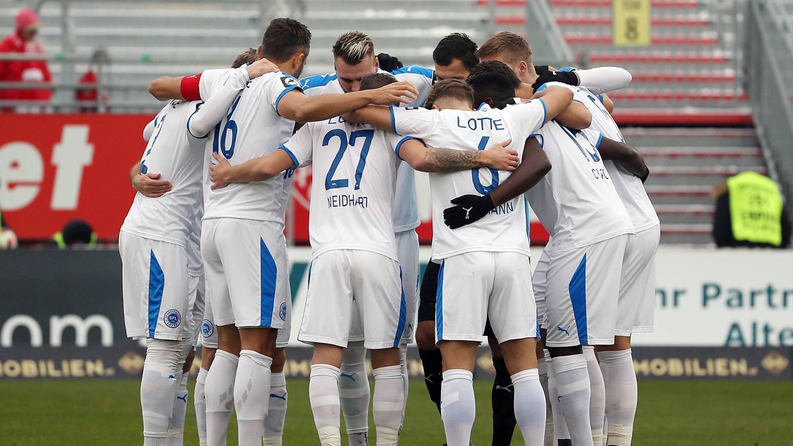 
                <strong>Sportfreunde Lotte (23 Punkte, Platz 13)</strong><br>
                Bei den Sportfreunden Lotte war es zuletzt im Training recht übersichtlich, denn zeitweise konnte das Team aus Verletzungsgründen nur mit 15 Mann üben. Zudem verloren die Sportfreunde im Winter den bisherigen Stammspieler Nico Neidhart an den niederländischen Erstligisten Emmen. Mit dem 19-jährigen Sascha Härtel wurde bereits ein möglicher Nachfolger auf Leihbasis von Erzgebirge Aue geholt. Felix Drinkuth kommt aus Aue und soll die Offensive verstärken.
              