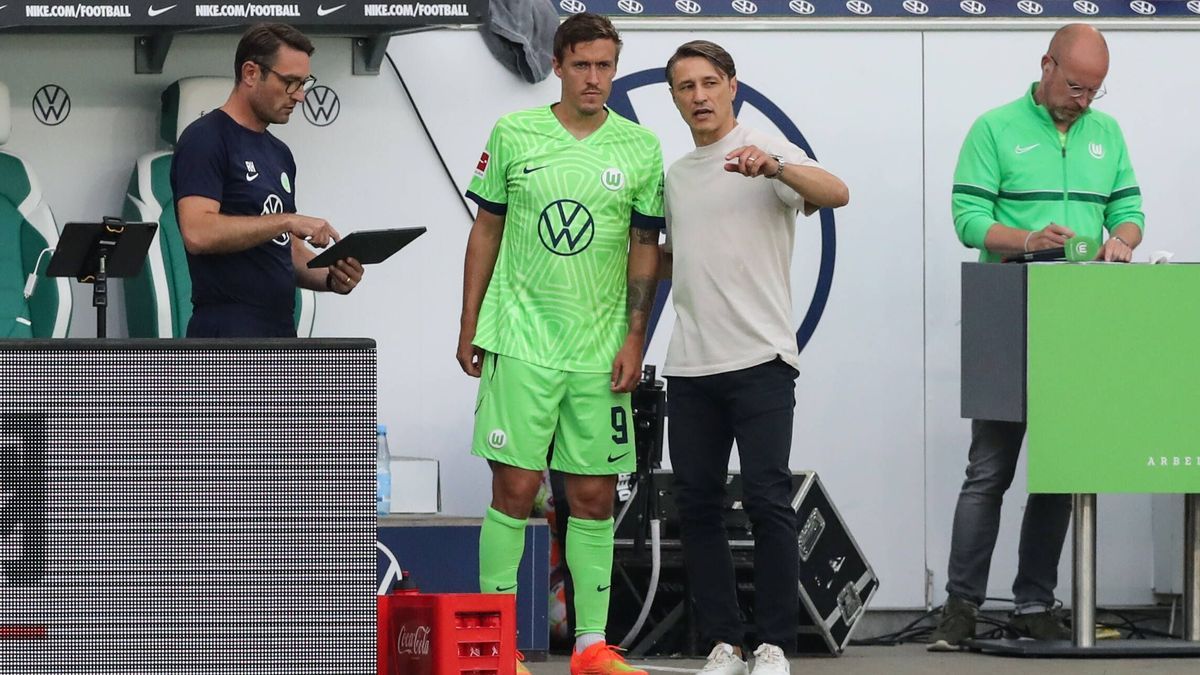 Einwechslung - Max Kruse (VfL Wolfsburg,9) mit Trainer Niko Kovac (VfL Wolfsburg) - 1. Fussball Bundesliga Saison 2022-2023 VfL Wolfsburg vs. Werder Bremen in der Volkswagen Arena in Wolfsburg - Fu...