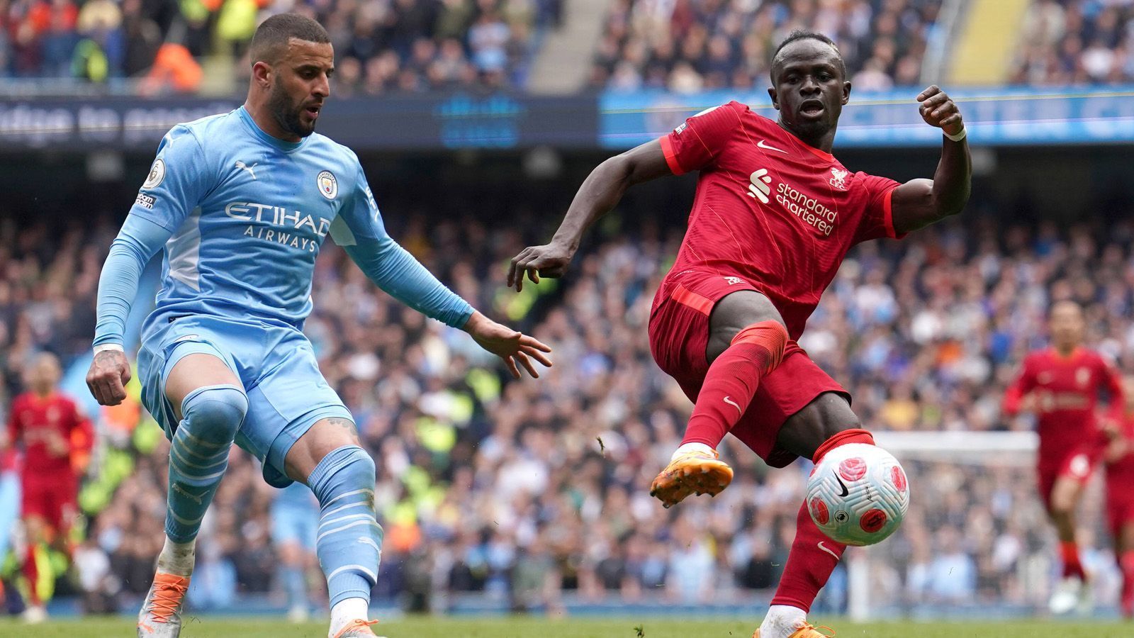 
                <strong>Premier League: Kopf-an-Kopf-Rennen zwischen City und Liverpool</strong><br>
                Spannender könnte das Titelrennen in der Premier League kaum sein. Manchester City und der FC Liverpool machen die englische Meisterschaft erneut unter sich aus. Lange Zeit lag zwischen beiden Klubs nur ein Punkt, inzwischen führen die Citizens mit drei Zählern. Für den Titel fehlen der Truppe von Cheftrainer Pep Guardiola noch vier Punkte aus den letzten zwei Spielen. (Stand 12.5.)
              