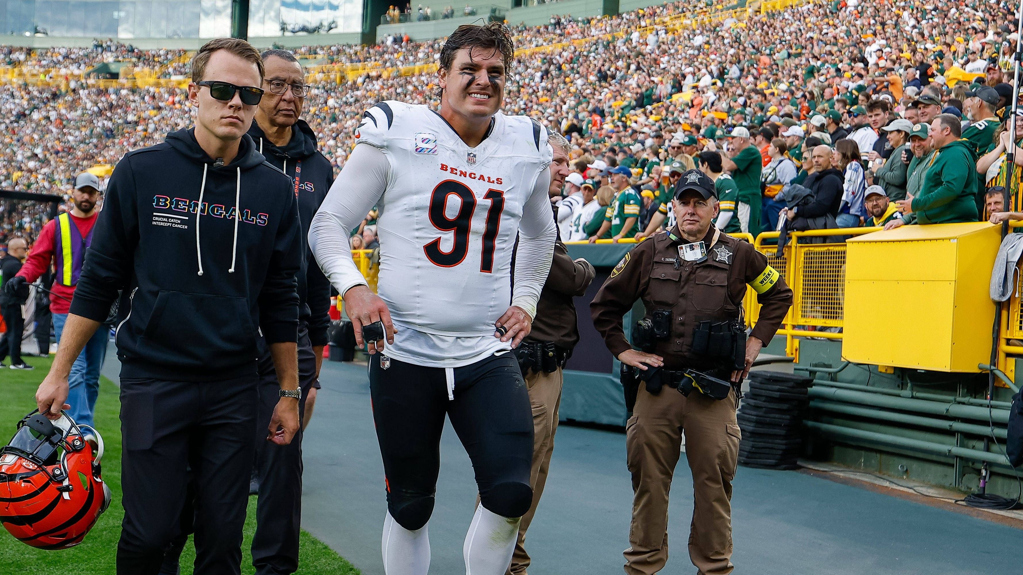 <strong>Tee Higgins &amp; Trey Hendrickson (Cincinnati Bengals)</strong><br>Bengals-Coach Zac Taylor bestätigte, dass Tee Higgins und Trey Hendrickson das Thanksgiving-Spiel gegen die Ravens verpassen werden. Higgins befindet sich nach einem Treffer im Spiel gegen die Patriots im Concussion Protocol und hat wegen der kurzen Woche keine realistische Chance auf einen Einsatz. Hendrickson fällt weiterhin wegen einer erneut aufgebrochenen Hüftverletzung aus, Damit fehlen Cincinnati sowohl ein wichtiger Playmaker in der Offense als auch einer der produktivsten Pass Rusher in der Defense.