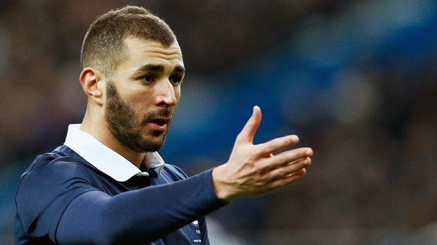 
                <strong>Karim Benzema (Frankreich)</strong><br>
                Karim Benzema (Frankreich): "Wenn ich denke, dass es gut für die Mannschaft ist, Karim anzurufen, werde ich es tun. Ich treffe meine Wahl ausschließlich aus sportlichen Aspekten und frage mich dabei, ob sie im Interesse der Nationalmannschaft sind", sagte Frankreichs Nationaltrainer Didier Deschamps zuletzt im Interview mit "Le Parisien" über einem mögliche Rückkehr Benzemas. Doch es blieb dabei, dass der Real-Stürmer nach dem Erpressungsversuch von Mitspieler Mathieu Valbuena im Aufgebot fehlt. Das bislang letzte seiner 81. Länderspiele bestritt der 29-Jährige im Oktober 2015.
              