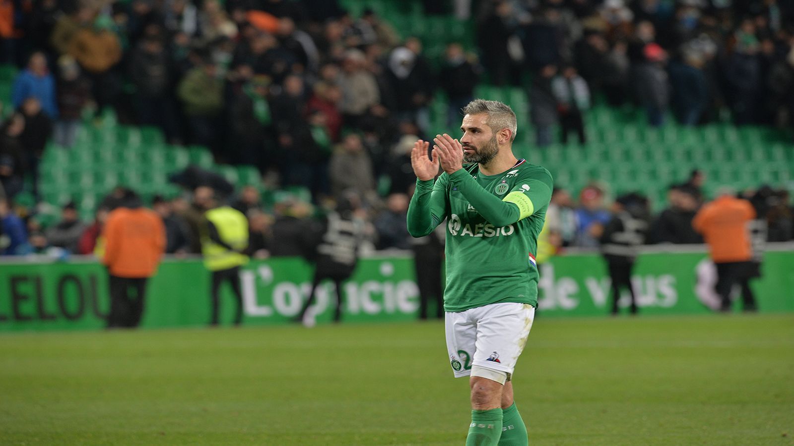 <strong>Nummer 24: Loic Perrin (St. Etienne)</strong><br>In St. Etienne geboren, dort zum Profi geworden und die gesamte Karriere verbracht. Loic Perrin ist eine lebende Vereins-Legende des französischen Klubs, für den er zwischen 1997 und 2020 durchgehend spielte. Nach seinem Karriereende wurde Perrins Nummer 24 retired. Der 38-Jährige blieb dem Klub aber weiter erhalten, ist heute Sportkoordinator in St. Etienne.