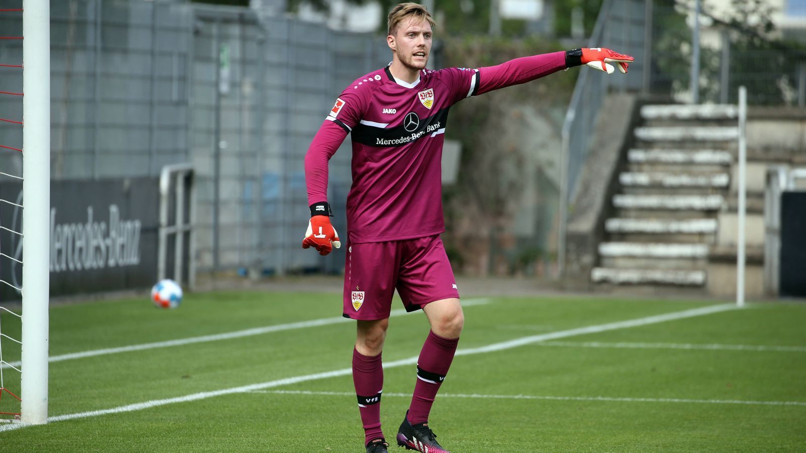 
                <strong>Tor: Florian Müller </strong><br>
                Der junge Torhüter wechselte nach einer starken Saison im Kasten des SC Freiburg jüngst zum VfB Stuttgart. Mit 73 Bundesligaspielen bringt der 23-Jährige schon eine Menge Erfahrung mit zu Olympia.
              