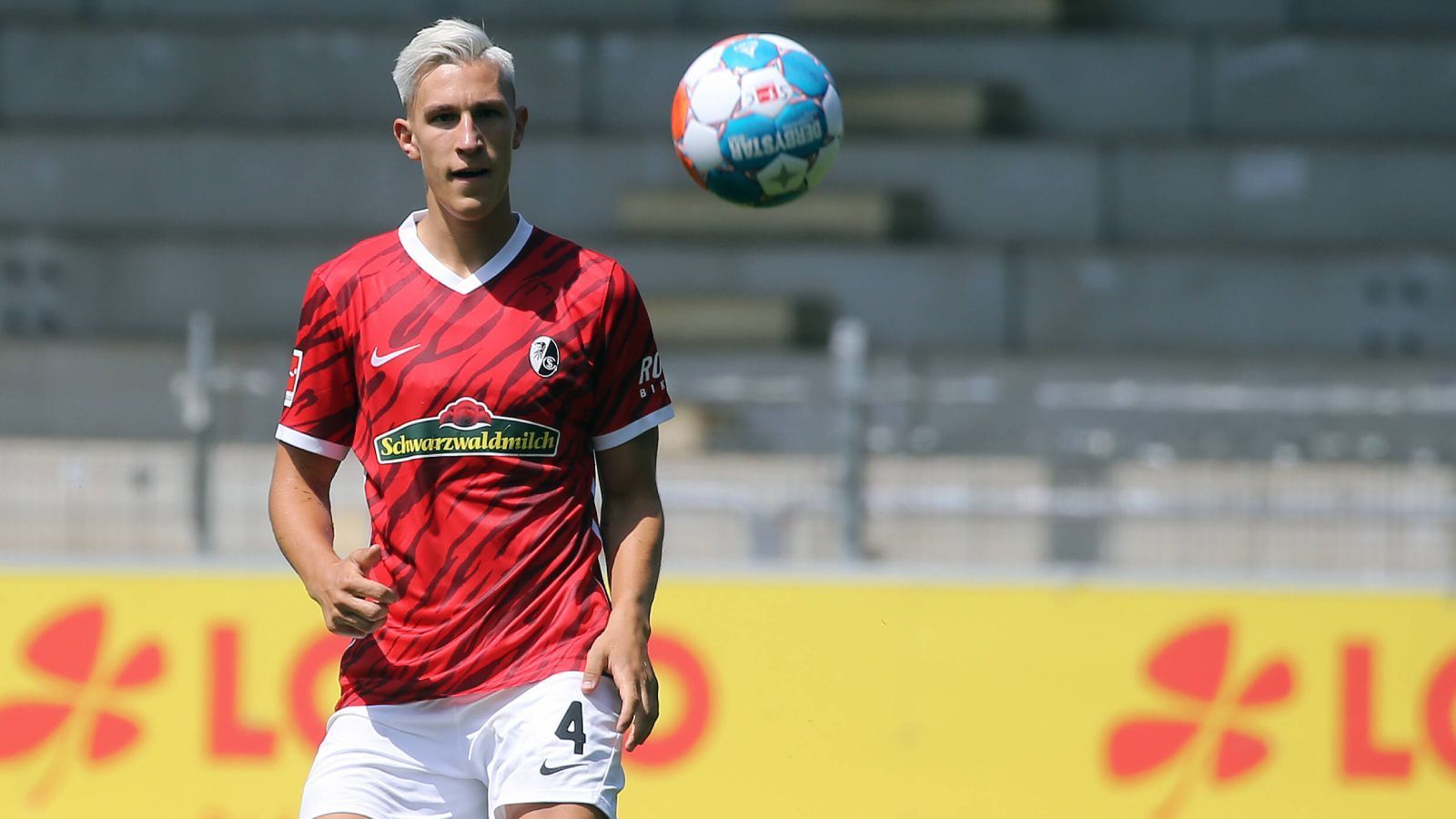 
                <strong>SC Freiburg</strong><br>
                Zugänge: Nico Schlotterbeck (1. FC Union Berlin, Leih-Ende)Abgänge: Amir Abrashi (GC Zürich), Lino Tempelmann (1. FC Nürnberg), Chang-Hoon Kwon (Suwon Bluewings). Niclas Thiede (SC Verl), Brandon Borrello (Dynamo Dresden), Florian Kath (1. FC Magdeburg), Florian Müller (1. FSV Mainz 05, Leih-Ende)Voraussichtliche Aufstellung am 1. Spieltag: Flekken - Gulde, Lienhart, N. Schlotterbeck - Schmid, Keitel, Höfler, Günter - Sallai, Grifo - Höler
              