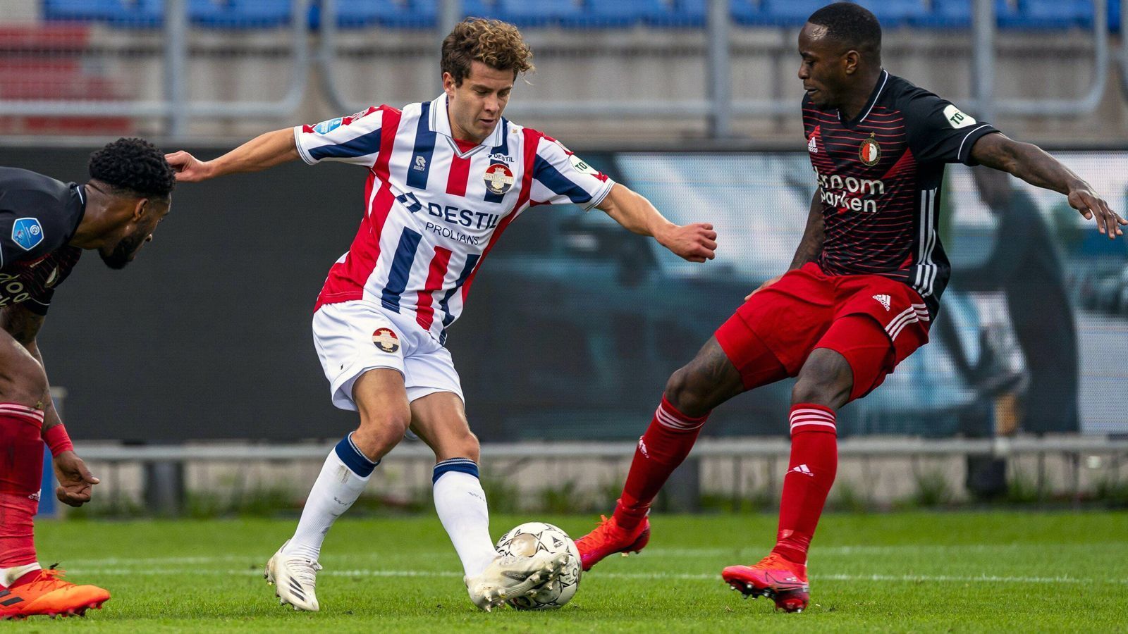 
                <strong>Angriff - Mats Köhlert (Willem II)</strong><br>
                Zu ganzen drei Profi-Einsätzen hat es für Mats Köhlert in Deutschland für die Profis des Hamburger SV gereicht, daher machte der nur 1,68 Meter große Außenstürmer im Sommer 2019 einen Cut und versucht sich seitdem in den Niederlanden bei Willem II. In der Vorsaison gelangen dem 22-Jährigen bei 26 Eredivisie-Einsätzen sechs Tore und vier Vorlagen für den Klub aus Tilburg. Im Herbst 2019 hat es Köhlert sogar in die deutsche U21 geschafft und auch nach der Corona-Pause ist der gebürtige Hamburger bei Willem II in der bisherigen Saison 2020/21 weiterhin ein Leistungsträger.  
              