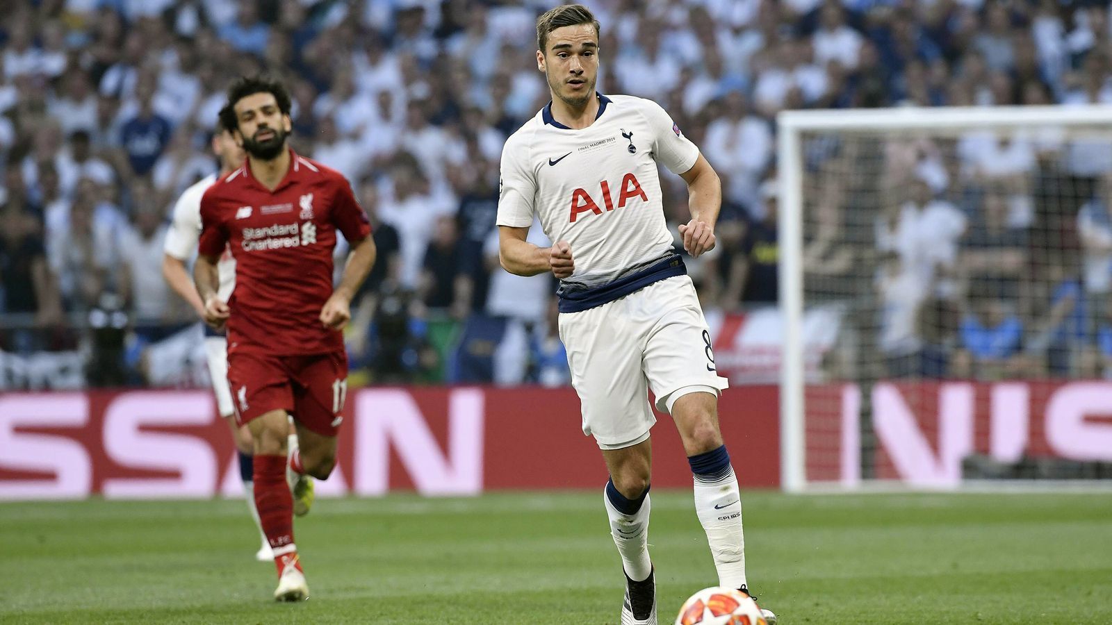 
                <strong>Harry Winks (Tottenham Hotspur)</strong><br>
                Macht im defensiven Mittelfeld ein ganz ordentliches Spiel, bleibt ohne grobe Fehler und hat den Gegner in vielen Zweikämpfen auch gut im Griff. Es gelingt ihm aber zu selten, das eigene Spiel effektiv anzukurbeln. Geht in der 65. Minute für Lucas Moura runter. ran-Note: 3
              