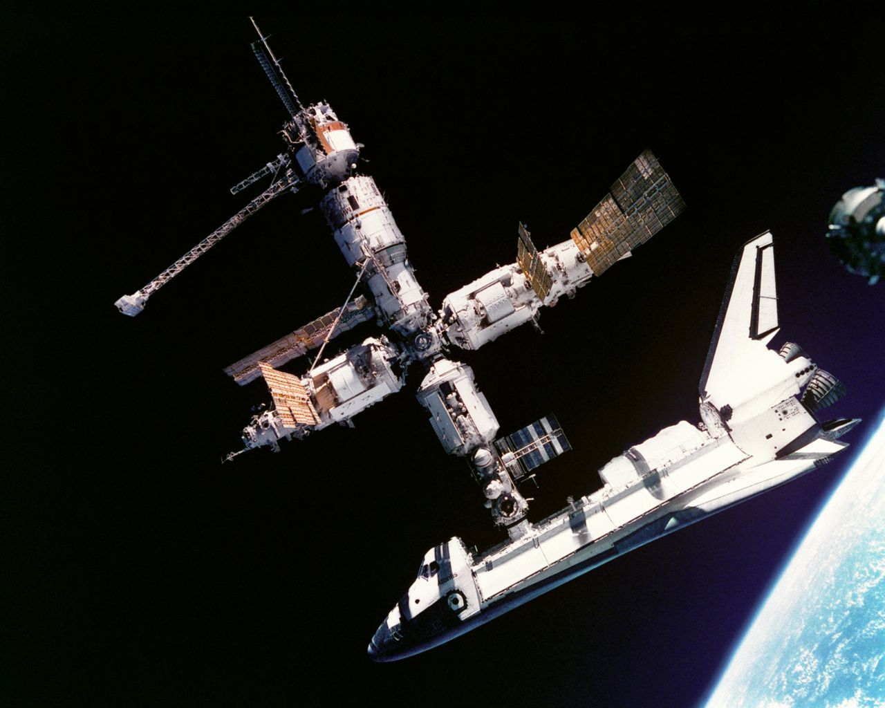 "Houston, Atlantis, we have capture!" 20 Jahre später und nach dem Untergang der Sowjetunion dockte am 27. Juni 1995 das US-Spaceshuttle Atlantis an die russische Raumstation MIR an - das Vorspiel für die ISS-Zusammenarbeit. 