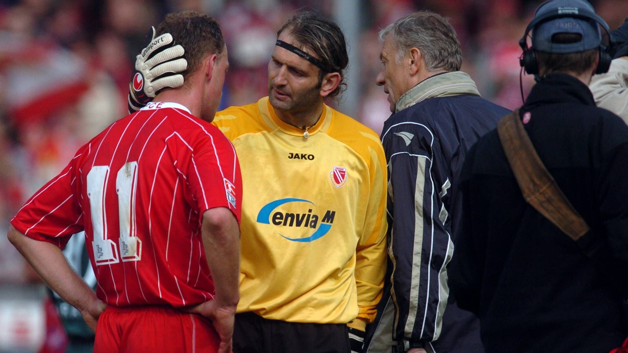 <strong>Energie Cottbus</strong> <br>Ein Verein, der mehr ist als das legendäre Eigentor von Tomislav Piplica. Dabei spielte Energie Cottbus in den 1990ern und frühen 2000ern insgesamt sechs Spielzeiten im Fußball-Oberhaus, kämpfte dabei aber jedes Jahr gegen den Abstieg. In der ewigen Tabelle finden sich die Cottbusser auf Rang 35 wieder – vier Plätze vor Ost-Rivale Dynamo Dresden.