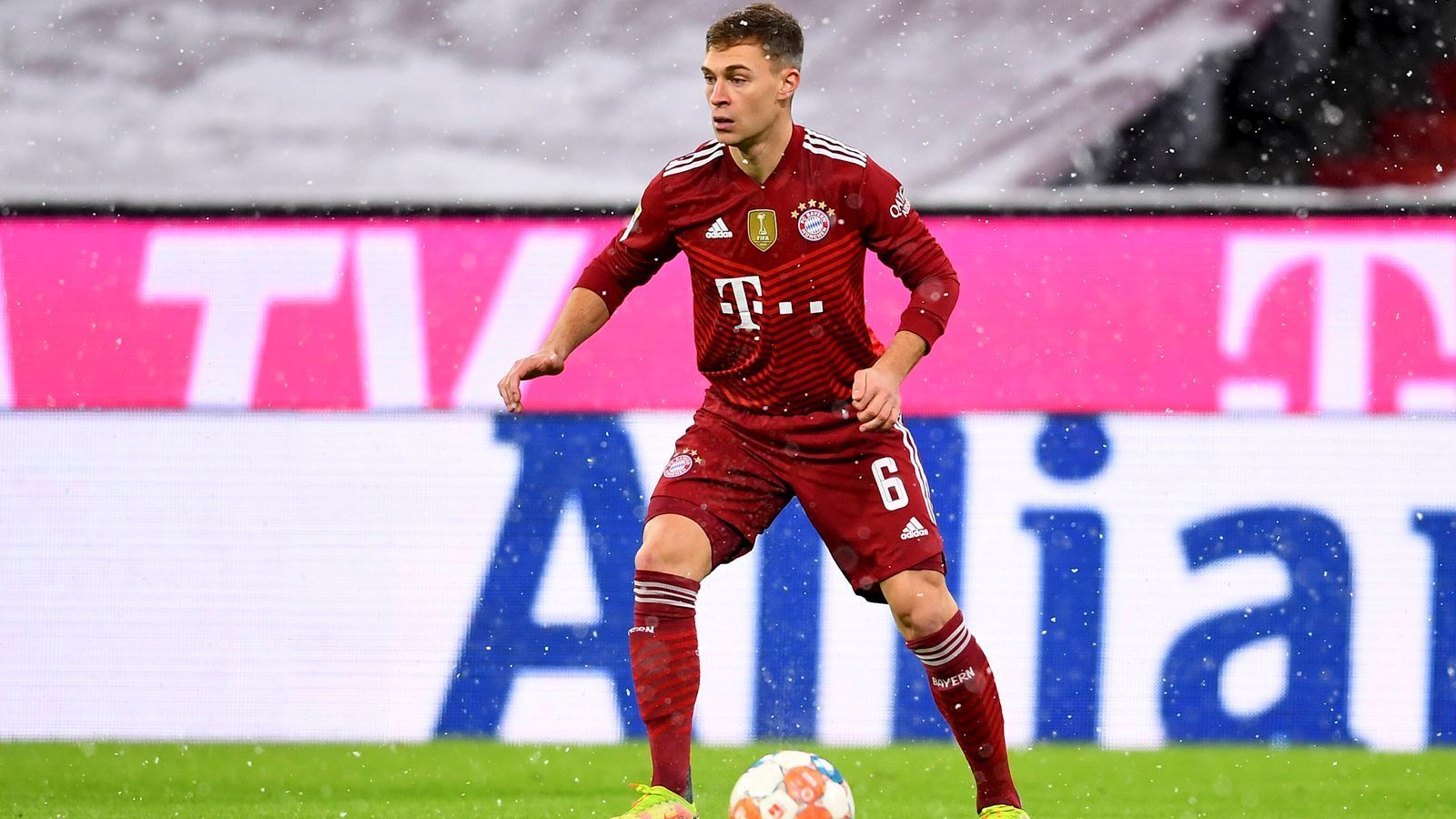 
                <strong>Joshua Kimmich</strong><br>
                Kehrt nach seinem Corona-Ausfall und letztem Spiel Anfang November auf seine frühere Position auf der rechten, defensiven Außenbahn zurück. Offensiv bemüht, aber nicht wie gewohnt mit vielen Akzenten. Die lange Pause ist ihm deutlich anzumerken. Seine Rettungsaktion nach Fehler von Süle landet unglücklich bei Torschütze Neuhaus. Rückt nach der Pause bei Ballbesitz immer mehr ins Zentrum und erhöht den Druck auf die Gladbacher mit tiefen Läufen. Rückt für die letzte Viertelstunde endgültig auf seine gewohnte Position in der Zentrale zurück.ran-Note: 3
              