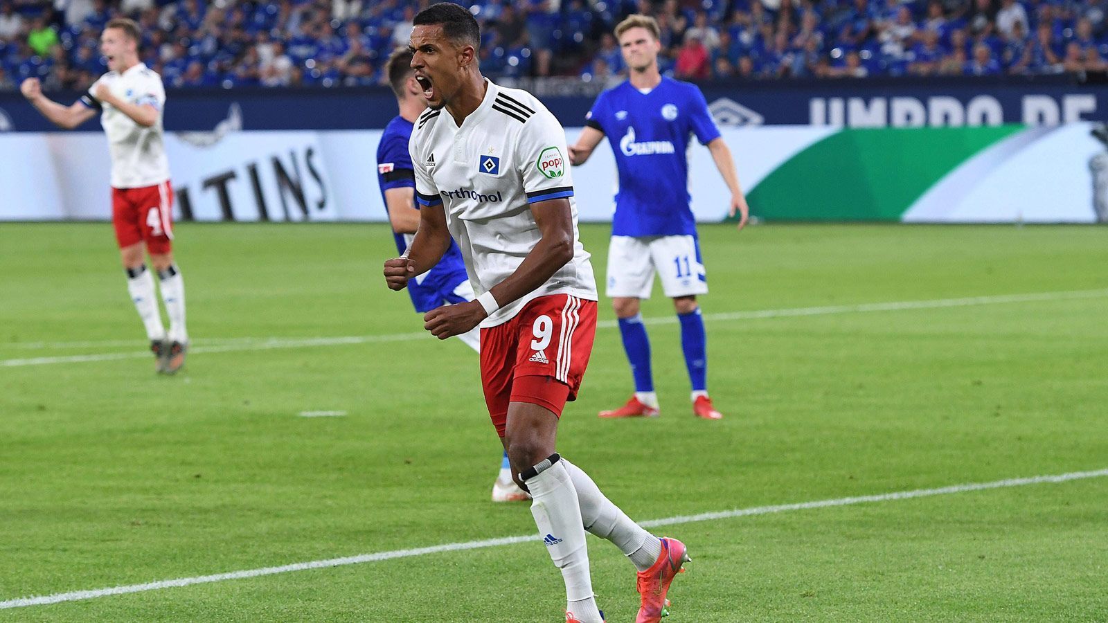 
                <strong>Robert Glatzel (Hamburger SV)</strong><br>
                Lässt sich immer wieder nach hinten fallen und fordert die Bälle. Hat die erste gute Hamburger Möglichkeit (25.), köpft jedoch aus kurzer Distanz nur einen Schalker an. Scheitert wenig später vom Punkt gegen Langer (28.). Im zweiten Durchgang macht er es dann besser: Nach Leibold-Freistoß steht er goldrichtig und drückt den Ball über die Linie. Wird in der 78. Minute ausgewechselt. ran-Note: 2
              