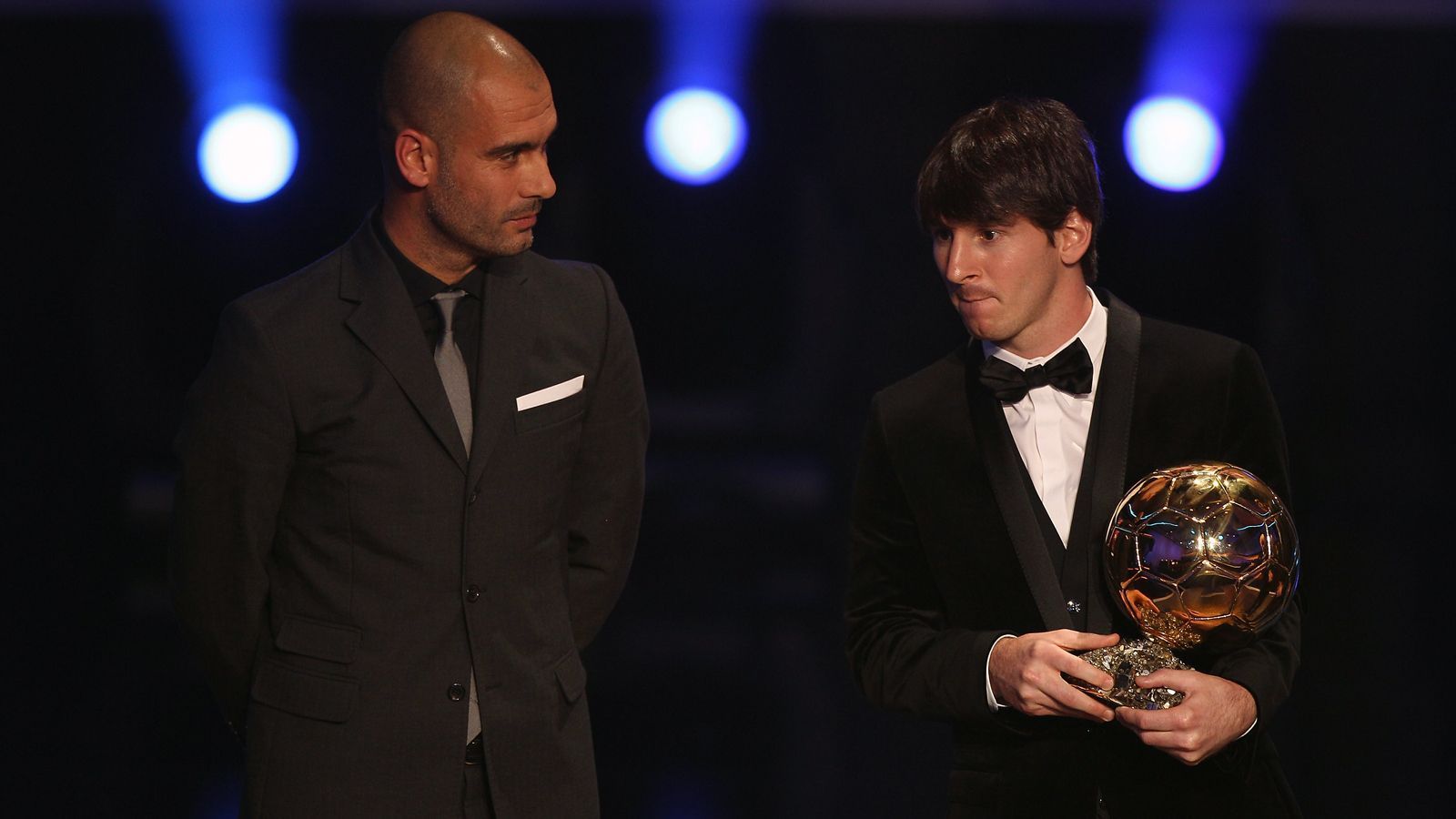 
                <strong>Lionel Messi (2010)</strong><br>
                Im Jahr darauf war es Guardiola sogar vorbehalten, seinem Barca-Schützling den Ballon d'Or zu überreichen. Lionel Messi setzte sich gegen seine Mannschaftskollegen Andres Iniesta und Xavi durch. 
              