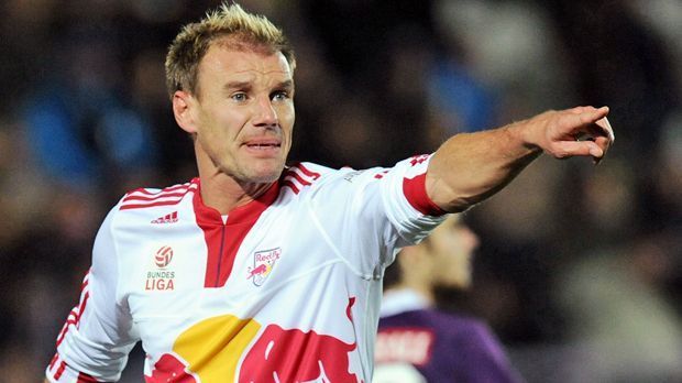 
                <strong>Alexander Zickler (Red Bull Salzburg/Österreich)</strong><br>
                Alexander Zickler (Red Bull Salzburg/Österreich): Er gewann mit dem FC Bayern München sieben Meisterschaften, drei Mal den DFB-Pokal, die Champions League und den UEFA-Cup. Bis heute ist Zickler mit 18 Toren nach Einwechslungen der erfolgreichste Joker der Bundesliga-Historie. Doch zum Torschützenkönig wurde er erst im Spätherbst seiner Karriere in Österreich. 2005 wechselte er zu Red Bull Salzburg. 2007 und 2008 wurde der Angreifer dann gleich zwei Mal in Folge mit 22 bzw. 16 Treffer bester Torschütze der österreichischen Bundesliga unter Trainer Giovanni Trapattoni. Später wechselte Zickler innerhalb Österreichs sogar noch einmal, doch das ging gehörig schief. In seinem allerletzten Profijahr stieg er 2011 mit LASK Linz ab - und erzielte in nur ein einziges Tor.
              