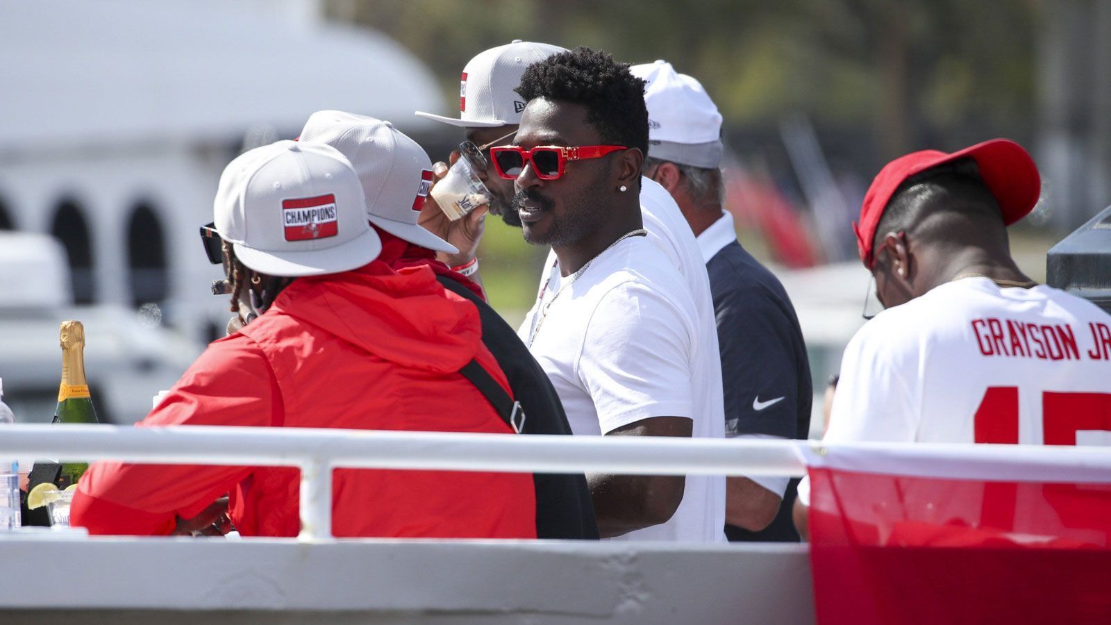 
                <strong>Die Bootsparade der Buccaneers nach dem Super-Bowl-Triumph</strong><br>
                Auch Antonio Brown genießt seine erste Champions-Parade als NFL-Star. Auffällig: die stylische Brille.
              