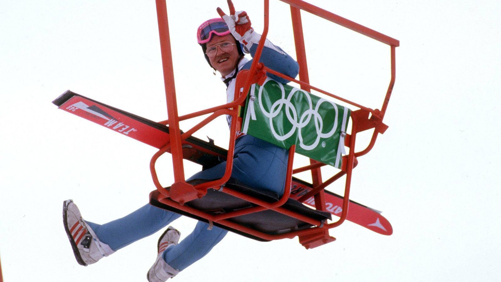 
                <strong>Eddie the Eagle startet bei Olympia in Calgary</strong><br>
                Brillengläser so dick wie Aschenbecher und immer ein Lächeln auf den Lippen - der Konkurrenz springt Eddie "the Eagle" Michael Edwards zwar hinterher, avanciert aber bei den Olympischen Winterspielen in Calgary aber dafür zum absoluten Publikumsliebling.
              
