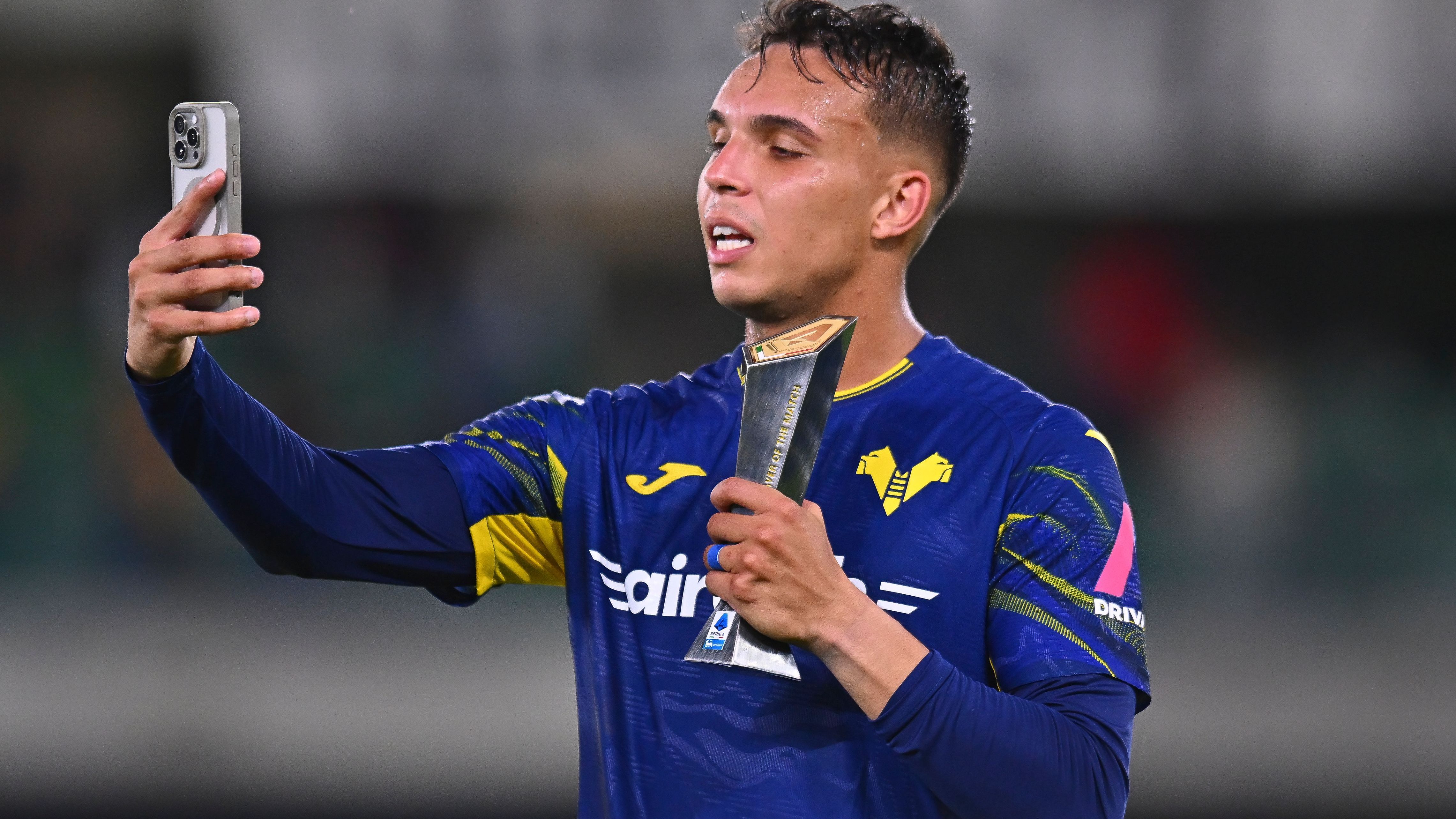 <em><strong>Giovane (Hellas Verona)</strong><br>Holt der BVB schon im Winter einen neuen Stürmer? Angesichts der aktuellen Torflaute von Serhou Guirassy und des noch nicht überzeugenden Backups Fabio Silva soll Borussia Dortmund laut "ESPN" Sturmjuwel Giovane von Hellas Verona ins Visier genommen haben. BVB-Scouts sollen Anfang November im Stadion gewesen sein, als der 21-jährige Brasilianer gegen Inter Mailand sein erstes Tor in der Serie A erzielt hatte.</em>