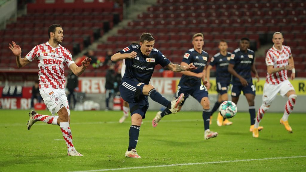 
                <strong>Top: Max Kruse (1. FC Union Berlin)</strong><br>
                Der Neuzugang mit dem größten Einfluss auf sein Team ist zweifelsfrei Max Kruse. Der 32-Jährige kam vor der Saison von Fenerbahce Istanbul in die deutsche Hauptstadt und hebte das Offensivspiel der Eisernen nach dem Abgang von Sebastian Andersson zum 1. FC Köln auf ein höheres Level. In zehn Bundesligaspielen traf Kruse sechs Mal und legte fünf weitere Treffer auf. Wermutstropfen: Im Derby bei der Hertha (1:3) zog er sich einen Muskelbündelriss zu und fällt derzeit aus.
              