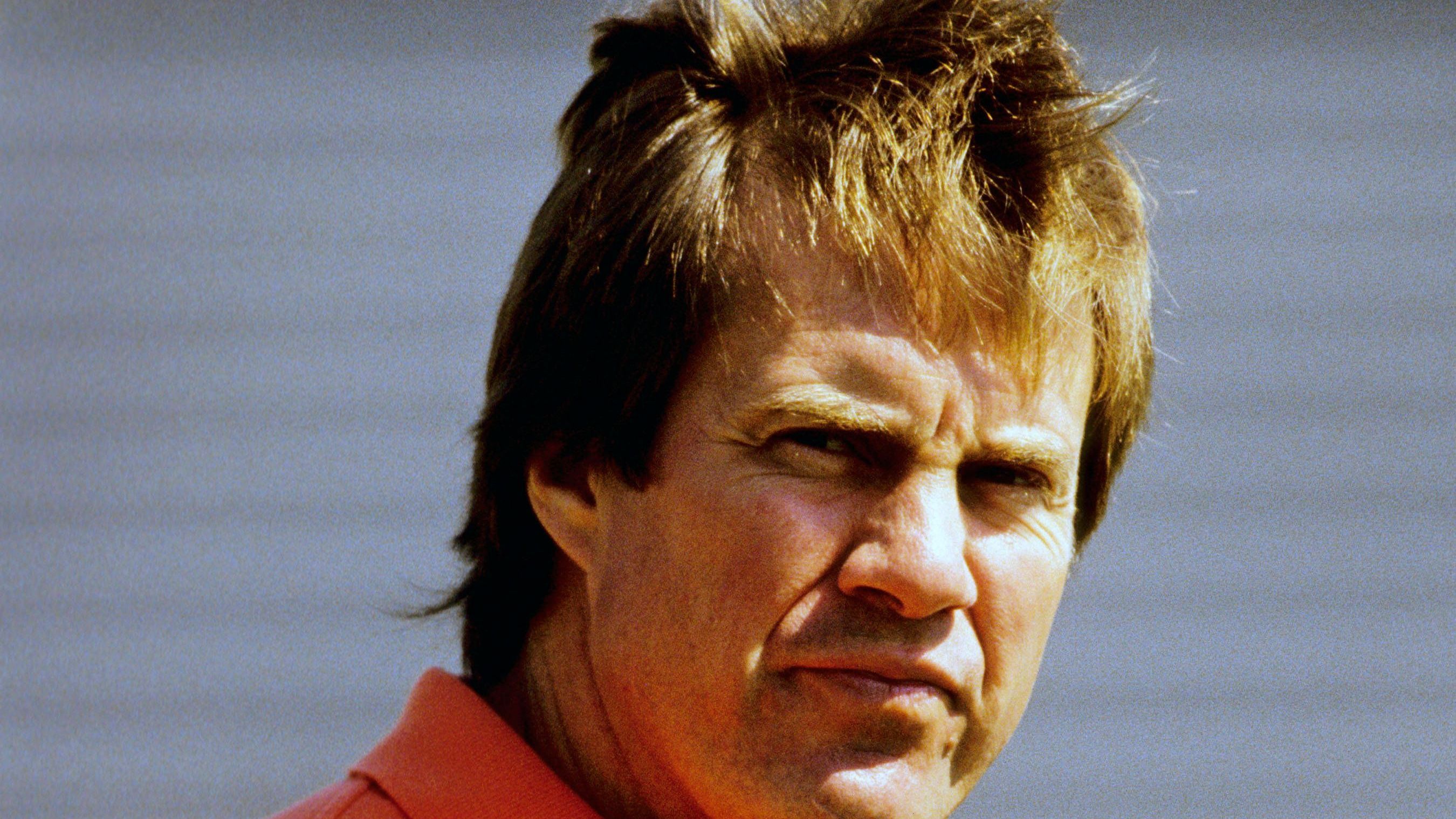 <strong>So sah die Welt aus, als Bill Belichick zuletzt keinen NFL-Job hatte<br></strong>Diese einzigartige Erfolgsgeschichte ist auch den jüngeren Fans bekannt. Und damit natürlich auch, dass sie nach der desaströsen 4:13-Bilanz in der vergangenen Saison zuletzt nach 24 Jahren endete, die Patriots und Belichick (ja, er ist es auf dem Foto wirklich) gehen getrennte Wege.