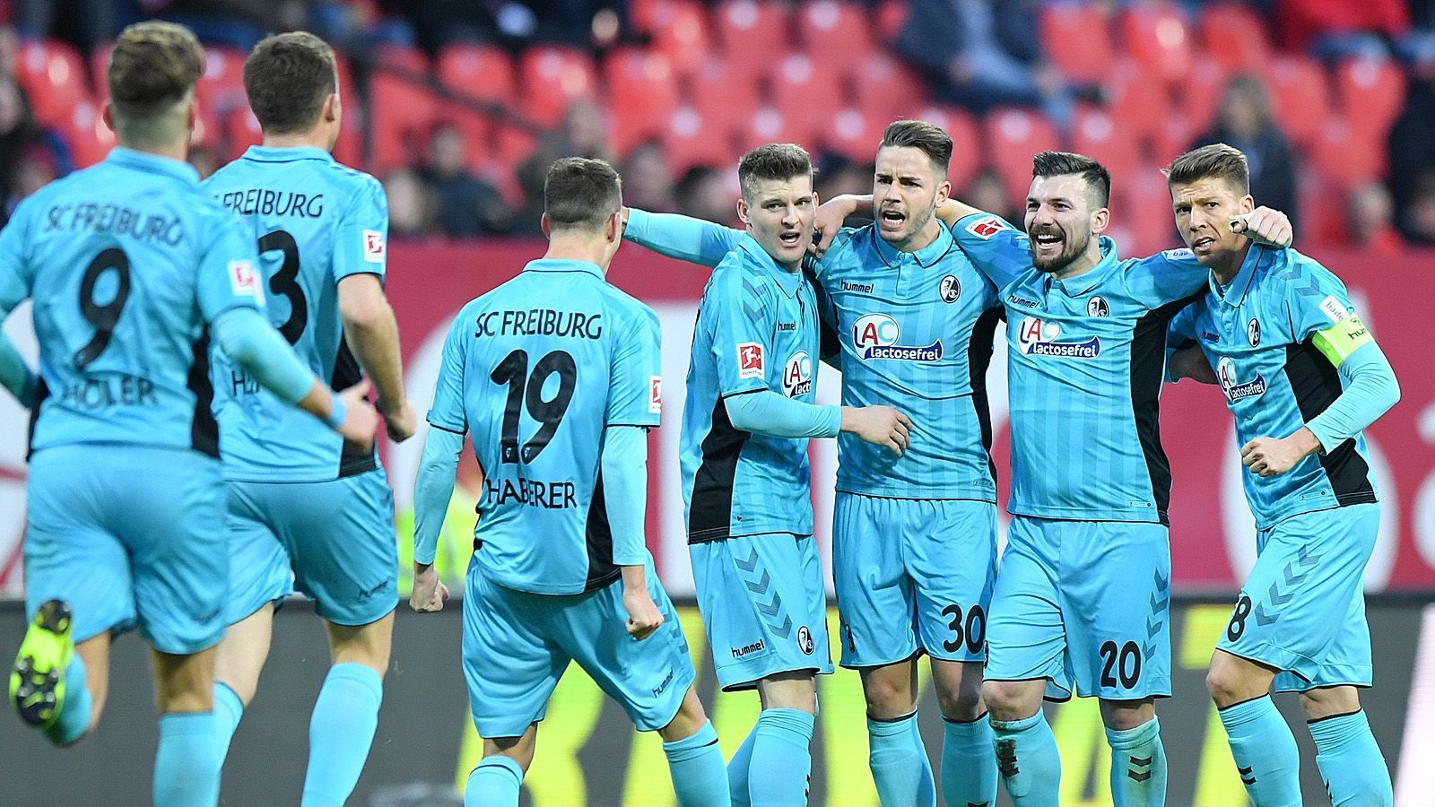 
                <strong>SC Freiburg</strong><br>
                Die Freiburger spielen wie so häufig gefühlt über ihren Möglichkeiten. Trainer Christian Streich ist es einmal mehr gelungen ein Kollektiv zu formen, das größer ist als die Summe seiner Einzelteile. Ein bisschen mehr Power von der rechten Verteidigerposition dürfte sich Streich aber dennoch wünschen. Von Lukas Kübler und Pascal Stenzel kamen bislang nicht so viele Impulse. 
              