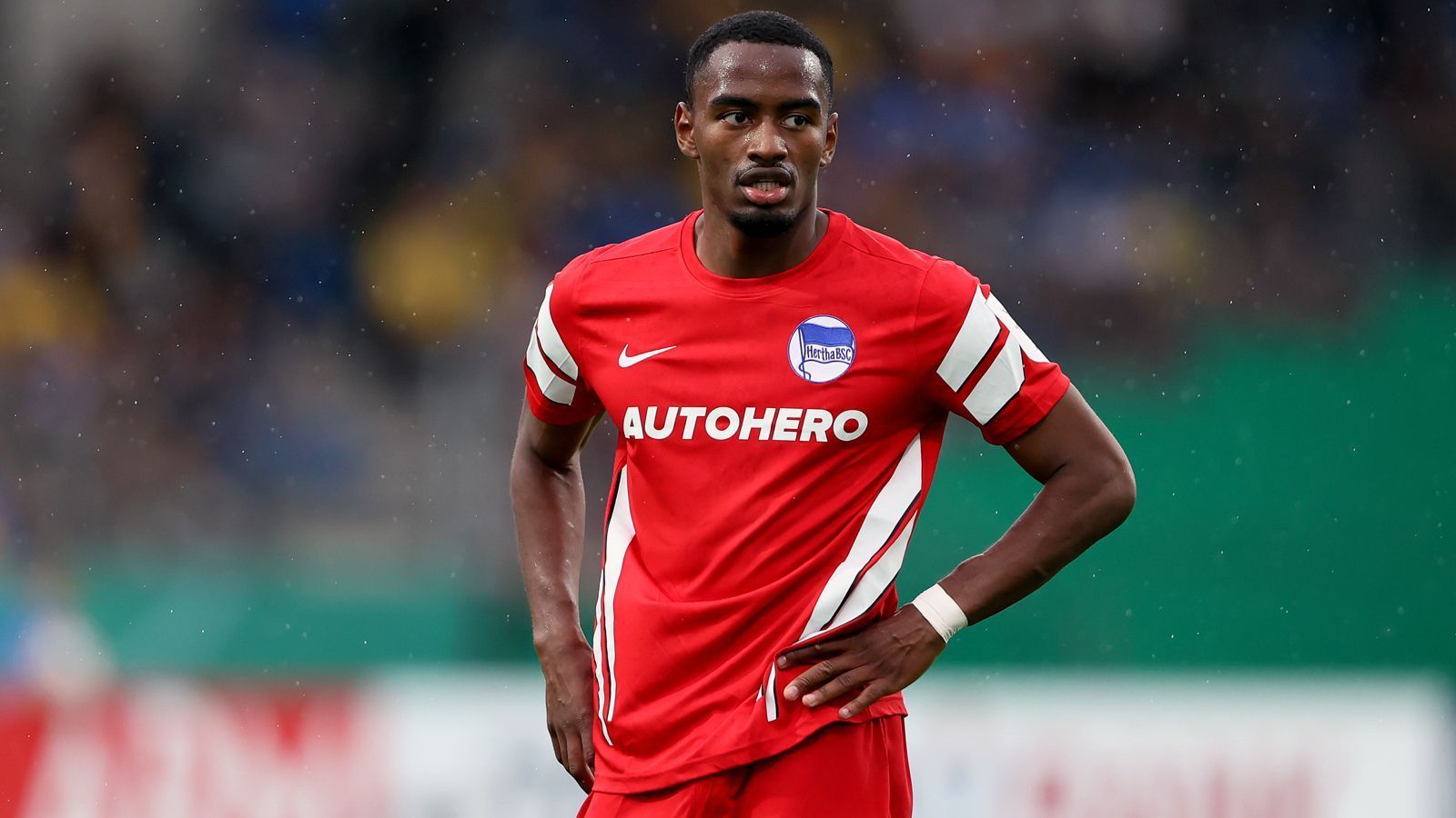 
                <strong>Myziane Maolida</strong><br>
                Der Franzose Myziane Maolida kam erst im Sommer 2021 von OGC Nizza nach Berlin. Nur ein Jahr später steht der 23 Jahre alte Offensivspieler nun möglicherweise schon wieder vor dem Abgang. Laut "Bild" gehört Maolida zu jener Gruppe von Spielern, bei denen die Berliner bei einem entsprechenden Angebot einem Verkauf durchaus zustimmen würden. In den ersten beiden Saisonspielen stand er sogar noch in der Hertha-Startelf, traf sogar im DFB-Pokal gegen Eintracht Braunschweig. Maolidas Vertrag läuft noch bis 2025.
              