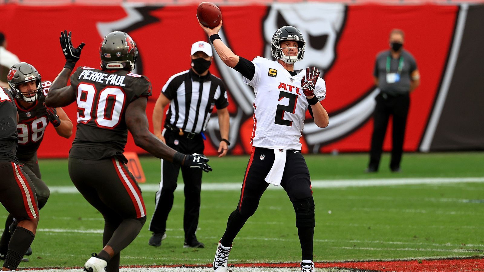 
                <strong>Atlanta Falcons</strong><br>
                Spannend dürfte auch die Offseason bei den Atlanta Falcons werden. Dort gibt es mit Head Coach Arthur Smith und General Manager Terry Fontenot zwei neue Männer am Ruder. Sie müssen entscheiden, wie es mit Matt Ryan (Bild) weitergehen soll. Der Quarterback steht noch bis 2023 unter Vertrag und die Vertragsstruktur erlaubt eigentlich keinen Trade. Aber Ryan wird im Mai 36 Jahre alt. Da wäre es fahrlässig, angesichts des vierten Picks im diesjährigen Draft sich nicht mit einem der Top-Talente zu beschäftigen. Schließlich könnten die Falcons in den kommenden Jahren nicht in den Genuss eines so hohen Draftpicks kommen.
              