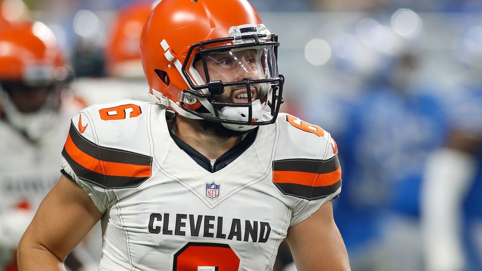 
                <strong>Baker Mayfield (Pick 1 im Draft 2018, Cleveland Browns)</strong><br>
                Nach schwankenden Leistungen und dem Deshaun-Watson-Trade ließen die Cleveland Browns Baker Mayfield vor der vergangenen Saison gehen. In diesem Jahr konnte er weder bei den Carolina Panthers noch bei den Los Angeles Rams wirklich überzeugen. Nun geht er als neuer Quarterback der Tampa Bay Buccaneers in die kommende Saison.&#x2022; Aktuelle Situation: Tampa Bay Buccaneers (voraussichtlich Starter)<br>&#x2022; 69 Spiele von Beginn an (31-38)<br>&#x2022; 16.288 Passing Yards und 660 Rushing Yards<br>&#x2022; 102 Passing TDs und sechs Rushing TDs bei 64 INTs<br>&#x2022; 61,4 Prozent Passgenauigkeit und 3,5 Yards pro Lauf<br>
              