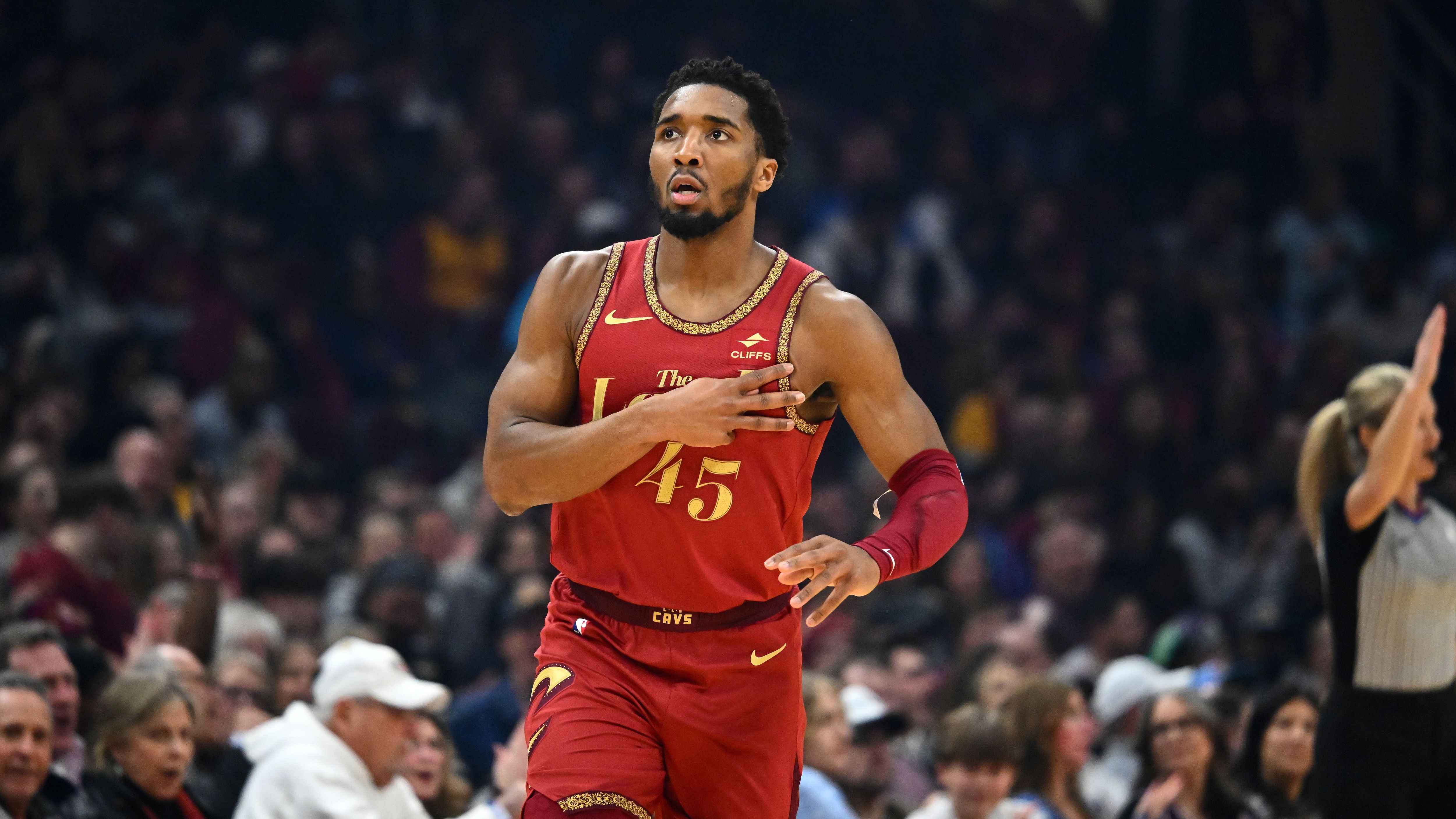 <strong>6. Cleveland Cavaliers (zuvor Rang 9, 36:17) </strong><br>Nach neun Siegen war es mal wieder so weit. Die Cavs verloren ein Spiel. Daheim gegen Philly. Etwas überraschend, weil bei den 76ers natürlich Embiid nicht dabei war. Dennoch ist Cleveland weiterhin das Team der Stunde im Osten. Und so sind die Cavs erster Verfolger der Celtics – allerdings bei sechs Spielen Rückstand.