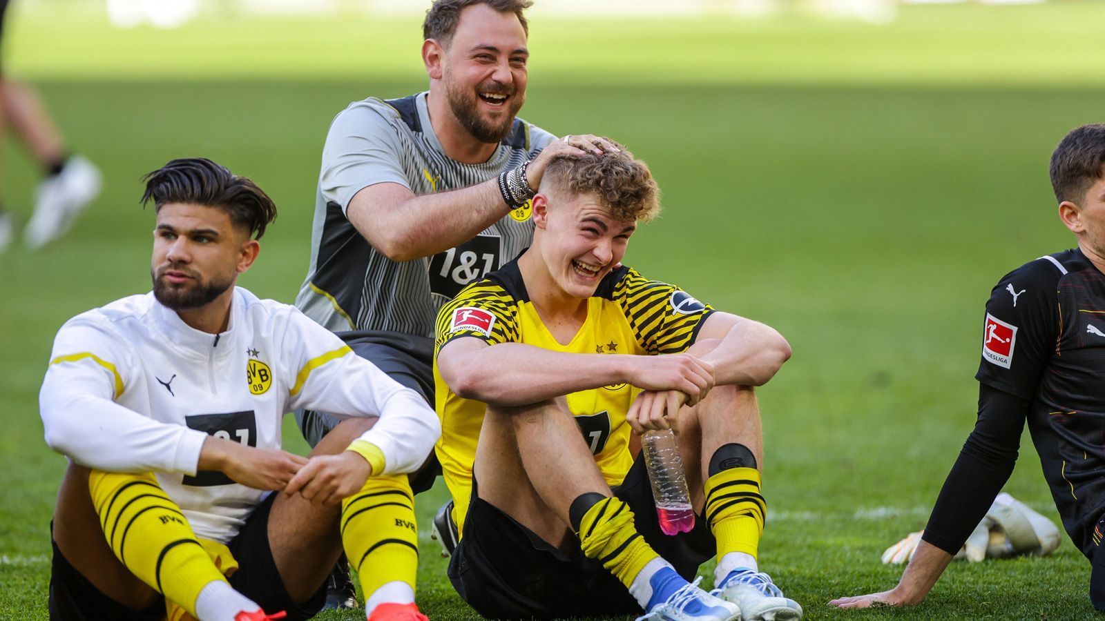 
                <strong>30. Spieltag: Tom Rothe nun jüngster Torschütze beim Debüt</strong><br>
                Mit Tom Rothe hat die Bundesliga am 30. Spieltag ein neues Gesicht begrüßen können. Das BVB-Juwel debütierte gegen den VfL Wolfsburg im Alter von 17 Jahren und 169 Tagen. In der 24. Minute traf Rothe beim 6:1-Erfolg dann auch gleich zum Einstand in Deutschlands Fußball-Oberhaus. Damit ist Rothe der jüngste Spieler der Bundesliga-Geschichte, der bei seinem Debüt traf. (Quelle: optafranz/twitter)
              