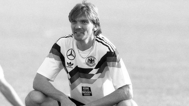 <strong>Platz 5: Paul Steiner</strong><br><strong>Alter beim Debüt:</strong> 33 Jahre, 127 Tage (30. Mai 1990)<br><strong>Begegnung:</strong> Deutschland - Dänemark 1:0