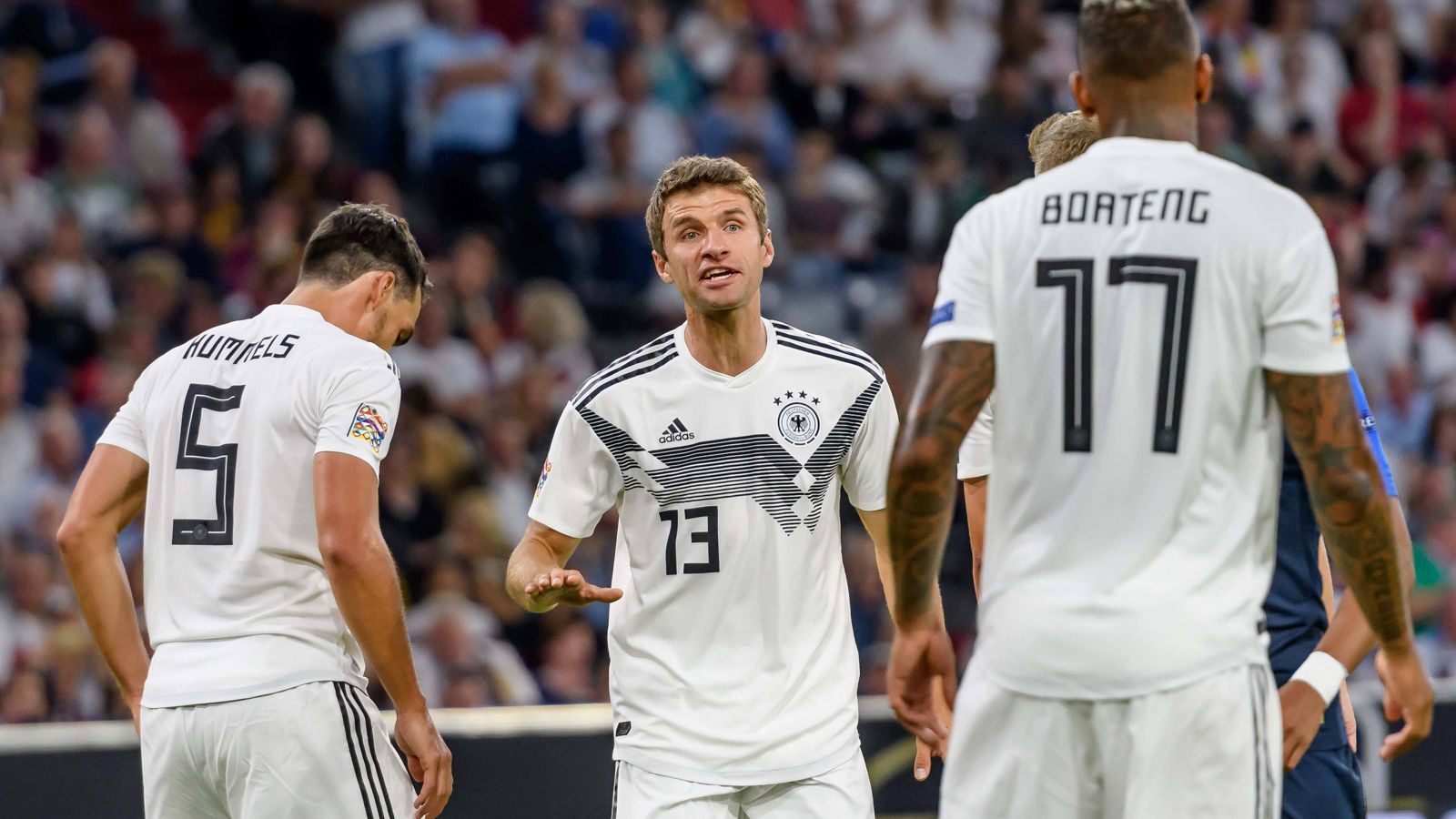 
                <strong>2. Boateng, Kroos, Müller: Die "Weltmeister-Achse" hinterfragen</strong><br>
                Joachim Löw mag seine Weltmeister, etwa die Routiniers Thomas Müller, Toni Kroos, Jerome Boateng, Mats Hummels. Er baut auf sie. Dass seine Stars gegen Frankreich und die Niederlande nicht viel anrichten und schon gar nichts retten konnten, ignoriert er. Seine Ausrede: "Wir dürfen nicht von den jungen Spielern, die 20, 21, 22 Jahre alt sind, Wunderdinge erwarten." Warum nicht? Damit wäre zumindest die Hoffnung groß, in Zukunft wieder ein paar Überraschungsmomente zu sehen.
              