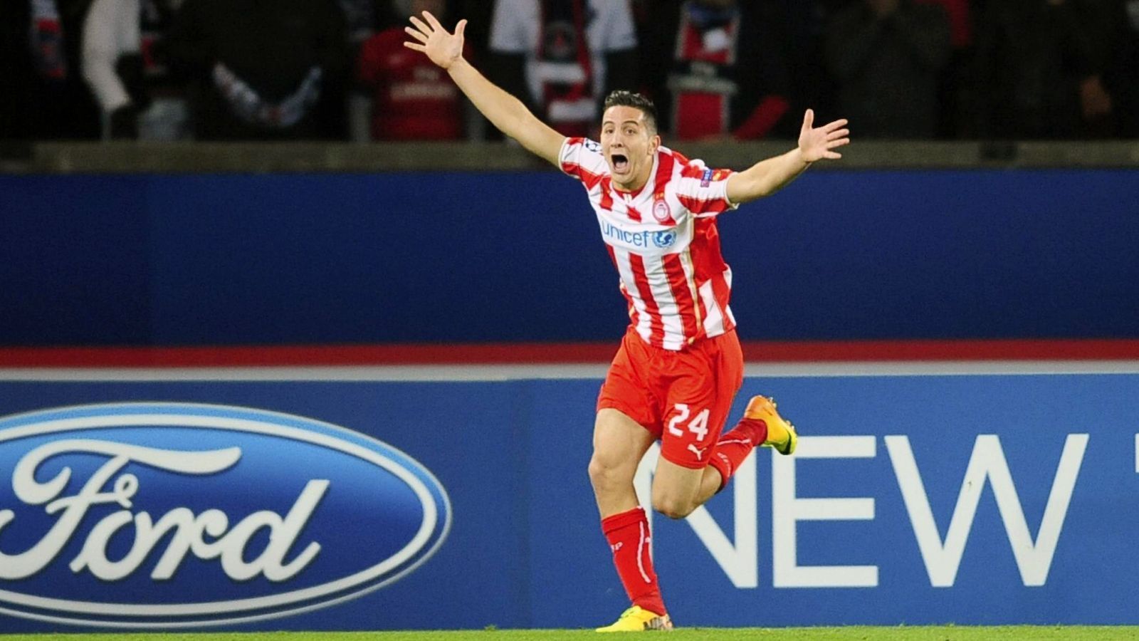 
                <strong>Konstantinos Manolas</strong><br>
                Für das einstige Abwehrtalent Konstantinos Manolas zahlte Olympiakos im Sommer 2012 keinen Cent, er wechselte ablösefrei von AEK Athen und diese Personalie entpuppte sich als absoluter Gewinn. Nach zwei Jahren konnte Olympiakos Manolas nämlich für ungefähr 15 Millionen Euro an die Roma verkaufen. Heute gehört der 28-Jährige längst zu den besten Verteidigern der Welt und wechselte erst im Sommer 2019 innerhalb der Serie A zu Vizemeister SSC Neapel. 
              