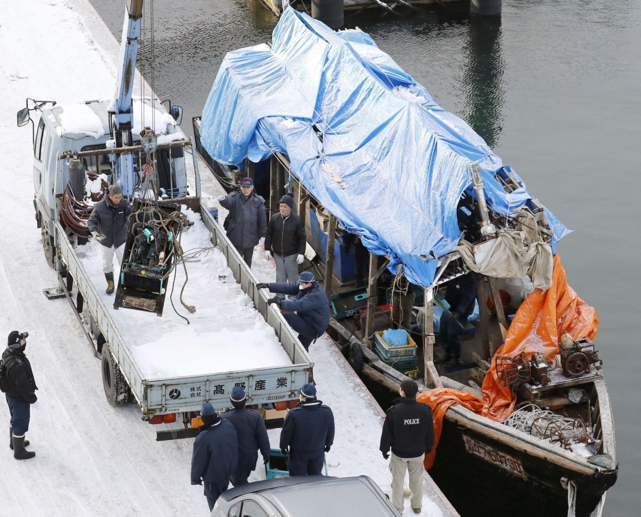 An Japans Küste wurden in den vergangenen Jahren zahlreiche mutmaßliche aus Nordkorea stammende Geisterschiffe angeschwemmt. Laut der Tageszeitung "Yomiuri Shimbun" seien 2019 mindestens 156 Schiffe nach Japan getrieben. Auf manchen Schiffen fand man auch Leichen.
