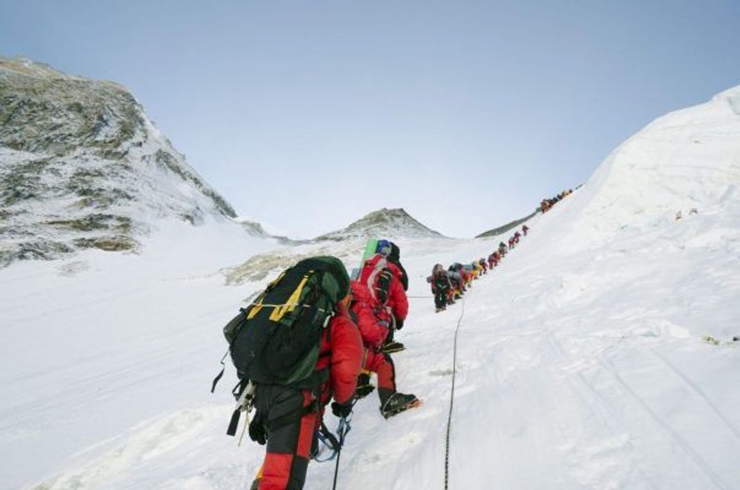 Stau am Mount Everest: Vor allem oberhalb von 7.000 Metern Höhe ("Todeszone") können Wartezeiten lebensbedrohlich sein.