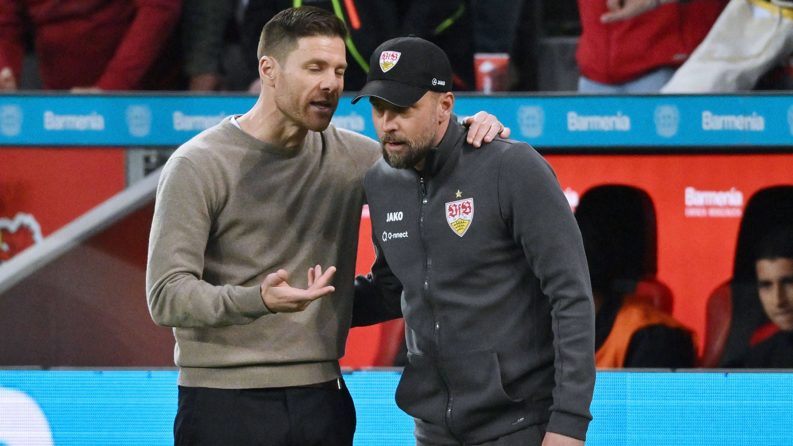 <strong>Sebastian Hoeneß (VfB Stuttgart)</strong><br>Nachdem sich Xabi Alonso in der vergangenen Saison zu Bayer 04 Leverkusen bekannt hat, dürfte der Spanier für die Werkself kaum noch eine weitere Saison zu halten sein. Im Falle eines Abgangs haben die Leverkusener laut "kicker" eine klare Wunschlösung: Sebastian Hoeneß, Erfolgstrainer des VfB Stuttgart. Demnach besitzt er eine Ausstiegsklausel in mittlerer siebenstelliger Höhe. Diese dürfte für Bayer 04 im Fall der Fälle kein Hindernis darstellen.