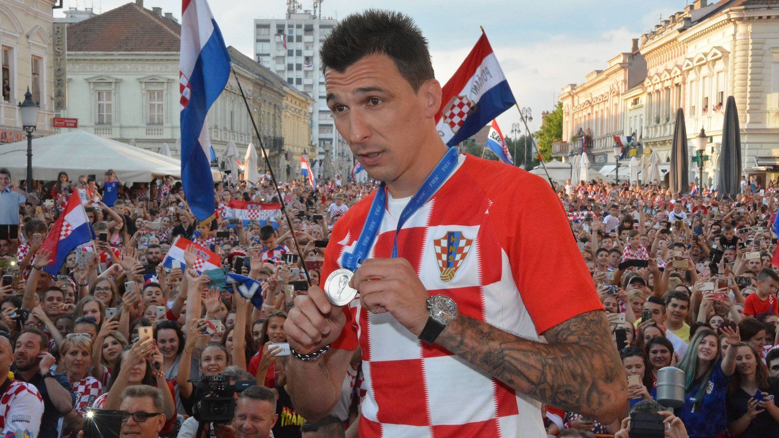 
                <strong>Mario Mandzukic (Kroatien)</strong><br>
                Vize-Weltmeister Mario Mandzukic ist aus der kroatischen Nationalmannschaft zurückgetreten. Der 32-Jährige hat insgesamt 89 Länderspiele bestritten und dabei 33 Tore geschossen. Bei der WM in Russland erreichte er mit Kroatien das Finale und schoss insgesamt drei Tore in sechs Turnierspielen. Das Finale ging mit 4:2 gegen Frankreich verloren. Der Juve-Stürmer verkündete seinen Rücktritt auf der Homepage des kroatischen Verbandes mit einem offenen Brief an die Fans. 
              
