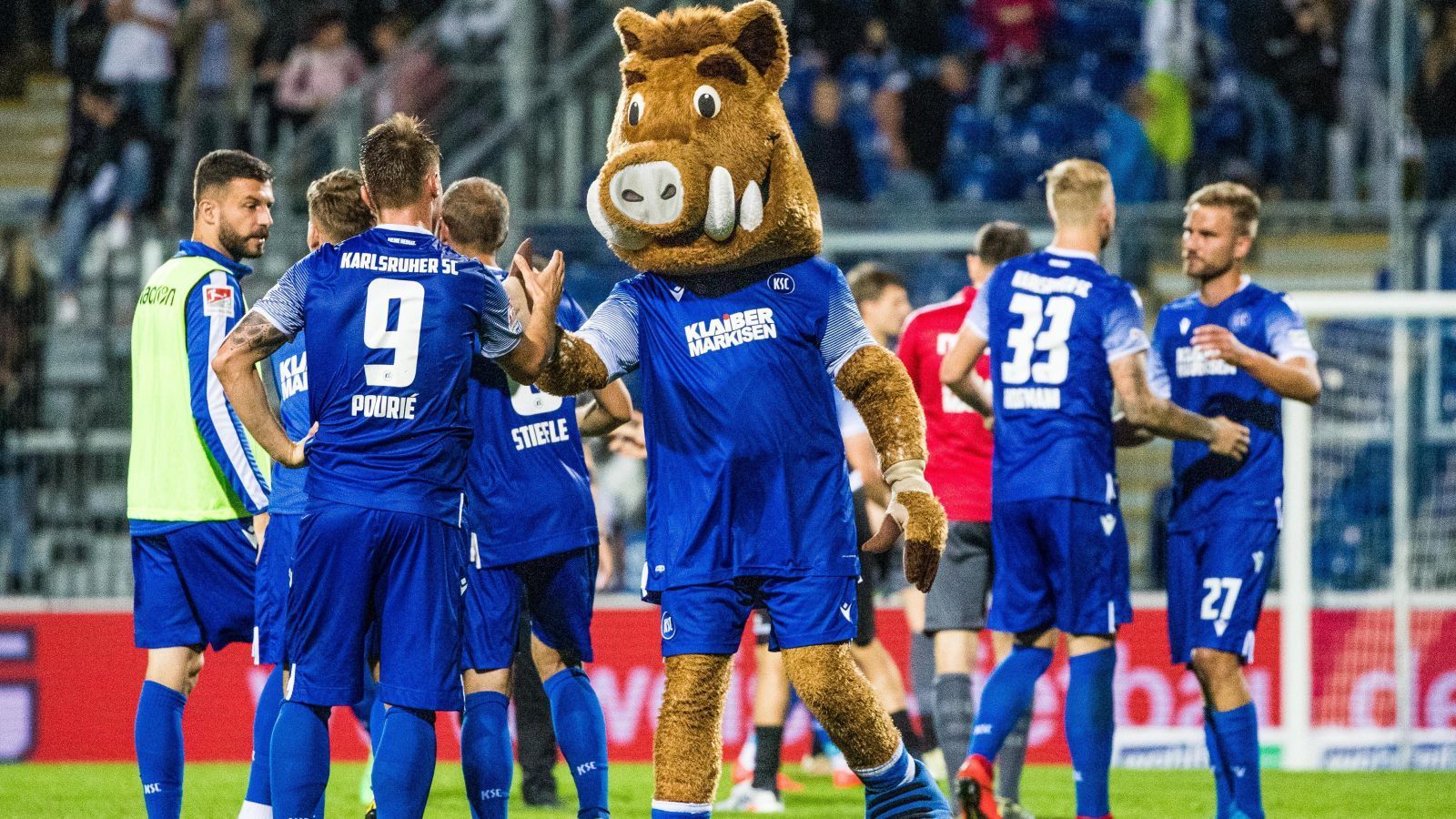 
                <strong>Karlsruher SC</strong><br>
                Der Karlsruher SC trägt seine Heimspiele im Stadion am Wildpark aus, das offizielle Maskottchen ist das Wildschwein Willi Wildpark. Da kommt man wohl kaum dran vorbei, auch die Franchise danach zu benennen: Karlsruhe Boars.
              