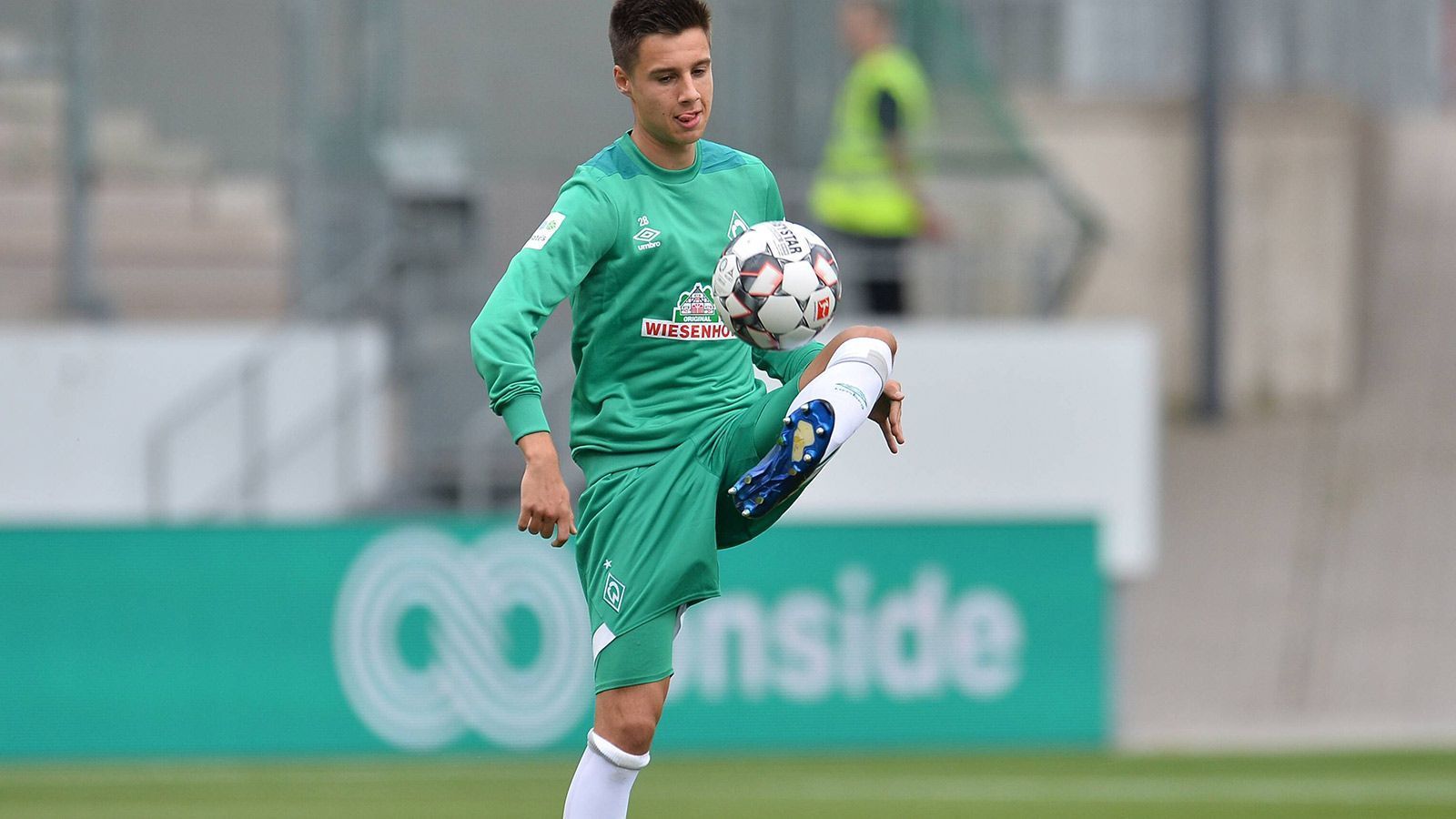 
                <strong>Ilia Gruev (Werder Bremen)</strong><br>
                Der Name wird vielen Fußball-Fans wohl ein Begriff sein, denn Ilia Gruev ist der Sohn seines gleichnamigen Vaters, der den Trainerposten beim MSV Duisburg innehat. In Zukunft will er aber aus dem Schatten seines Vaters hervortreten. Dass er das Zeug dazu hat, zeigt er in der A-Jugend von Werder Bremen, wo er als zentraler Mittelfeldspieler in dieser Saison in zwei Spielen bereits zweimal erfolgreich war. In der vergangenen Spielzeit war er teil der besten Defensive der Nord/Nordost-Staffel und verpasste mit Werder den Staffeltitel nur um zwei Punkte.
              
