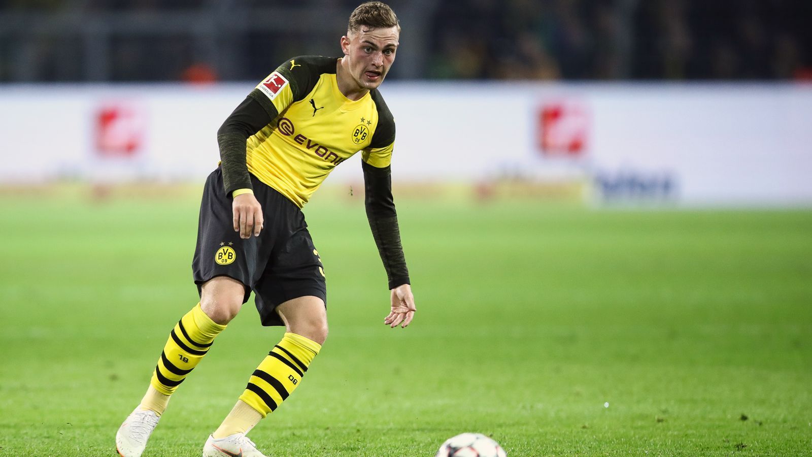 
                <strong>Jacob Bruun Larsen (Borussia Dortmund)</strong><br>
                Ein Spiel mit einigen Lichtblicken und vielen Schattenseiten. Seine guten Aktionen in der Offensive gehen im Vergleich zu seinen Problemen in der Defensive ziemlich unter. Seine Missverständnisse mit Hakimi führen zu beiden Gegentreffern. Und auch sonst macht er Hakimi immer wieder das Leben schwer, weil er entweder nicht richtig steht oder zu langsam nach hinten kommt. ran-Note: 4
              