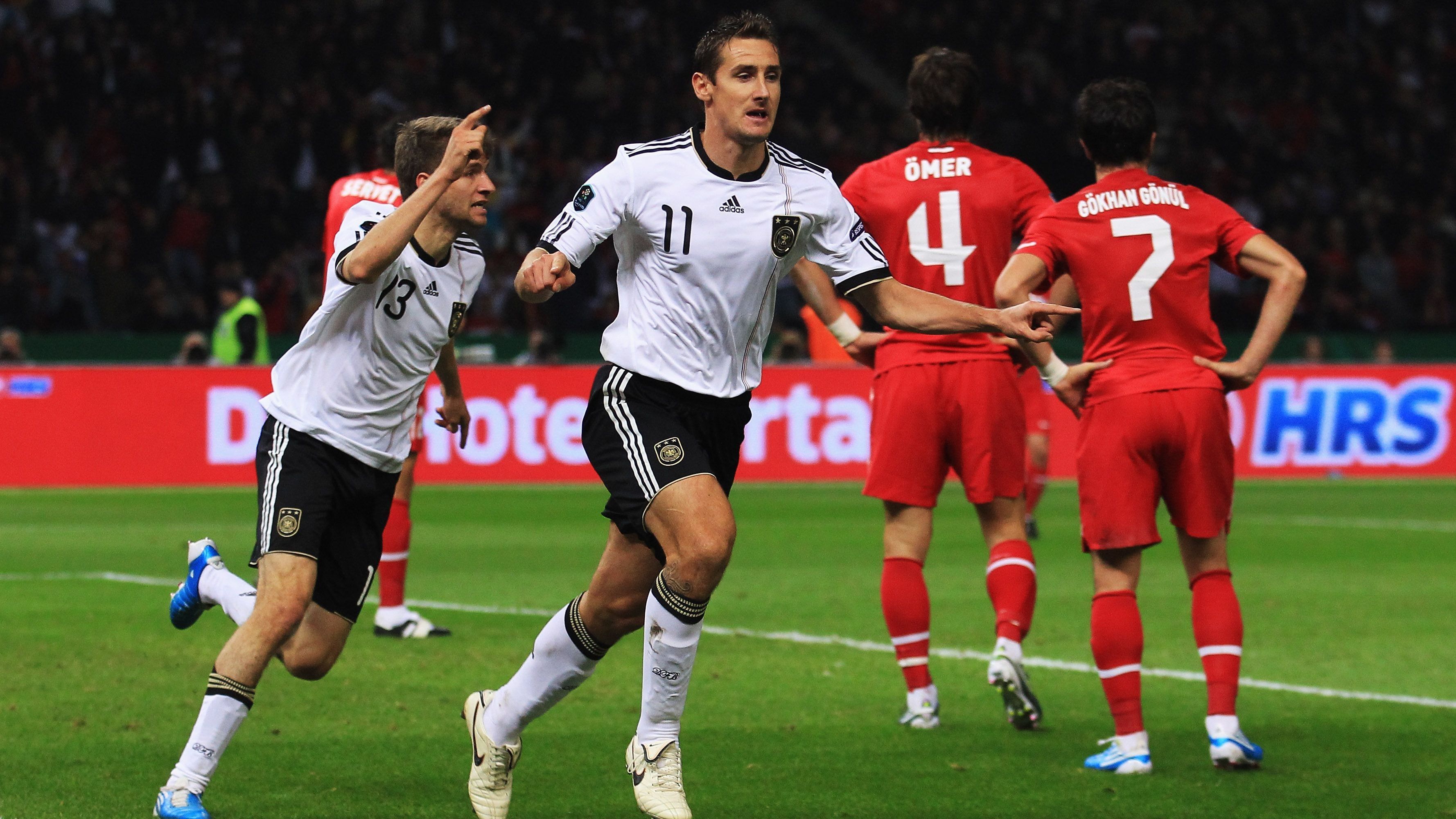 <strong>Angriff: Miroslav Klose</strong><br>Gegen die Türkei stand hingegen der damals 32-jährige Miroslav Klose im Mittelpunkt. Der Stürmer, zu diesem Zeitpunkt beim FC Bayern unter Vertrag, erzielte in Berlin zwei der drei deutschen Treffer gegen die Türkei. Auch er gehörte gut dreieinhalb Jahre später bei der WM 2014 als Routinier noch zum deutschen Aufgebot.&nbsp;