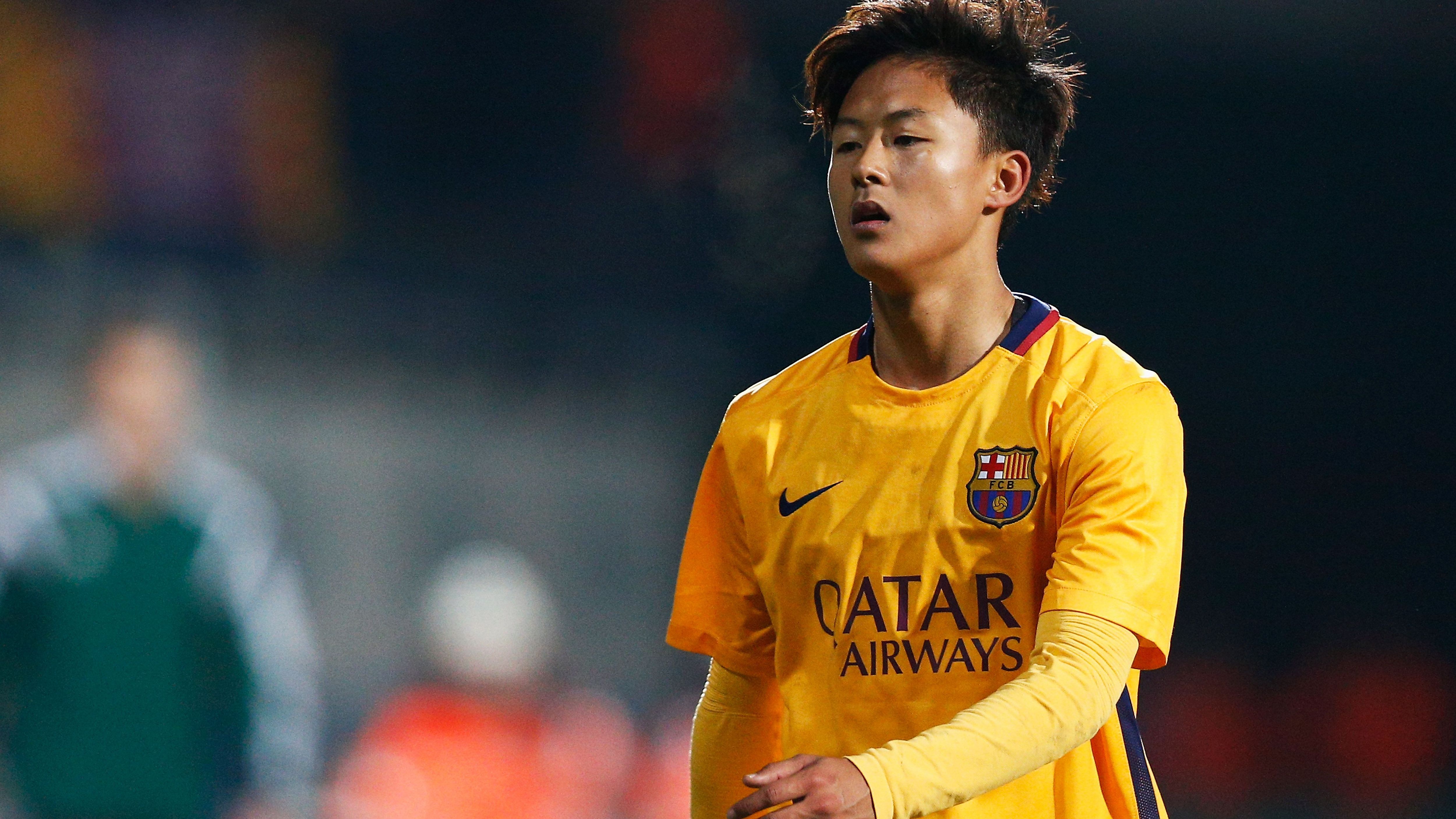 <strong>Seung-Woo Lee</strong><br>Ein weiterer Messi, dieses Mal der koreanische. Mit 13 Jahren trat Lee der Barca-Talentschmiede bei, in Korea war er bereits ein großer Star im U13 und U15-Fußball. Als Wunderkind bezeichnet bestätigte er die Lobeshymnen der Presse bei der U16-Asienmeisterschaft und führte sein Land bis ins Finale. Zu seinem Pech wurde der FC Barcelona 2014 mit einer Strafe für Transferaktivitäten belegt, die auch ihn betraf.