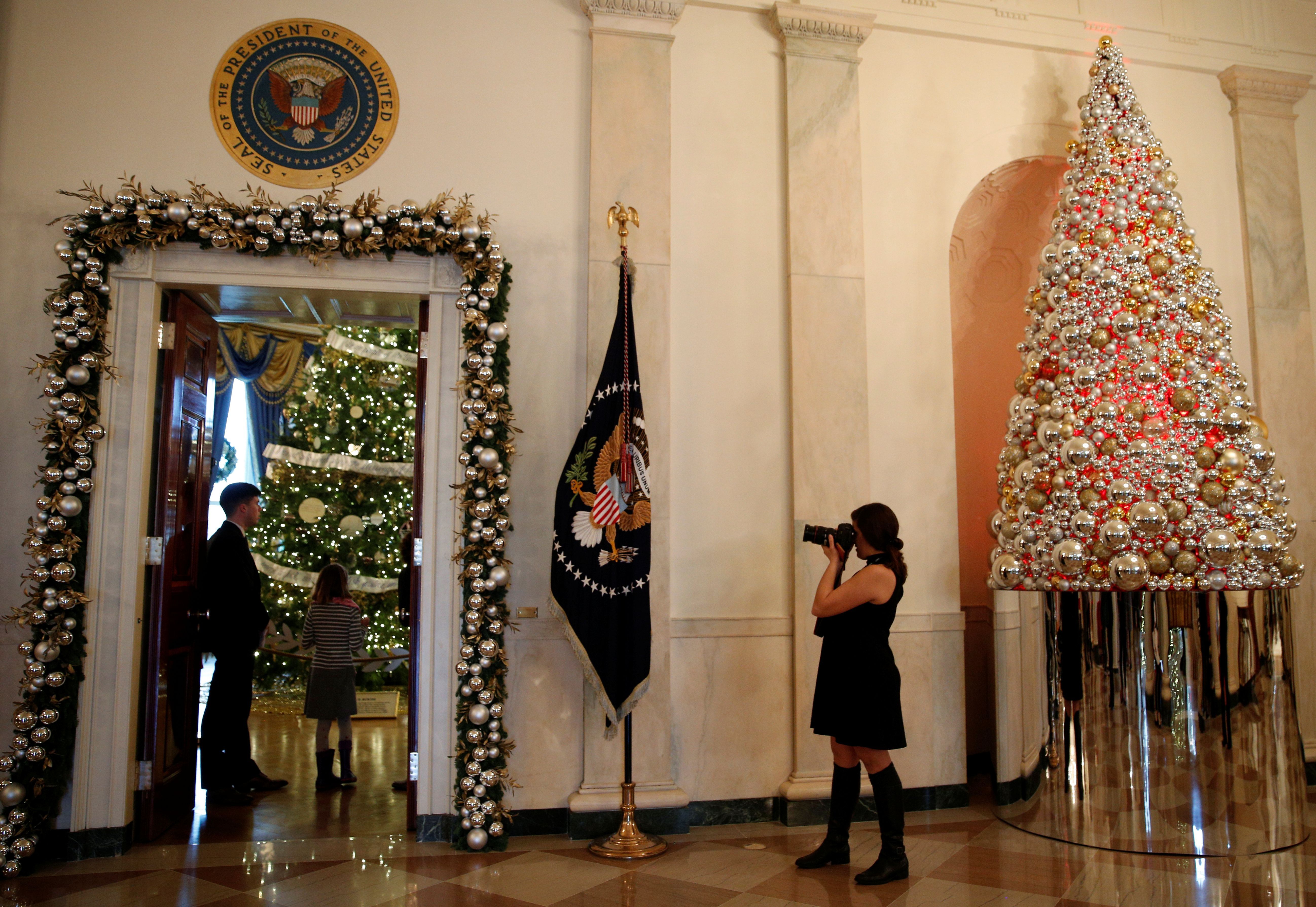 2016: Von Weitem strahlt der Weihnachtsbaum durch das Weiße Haus.