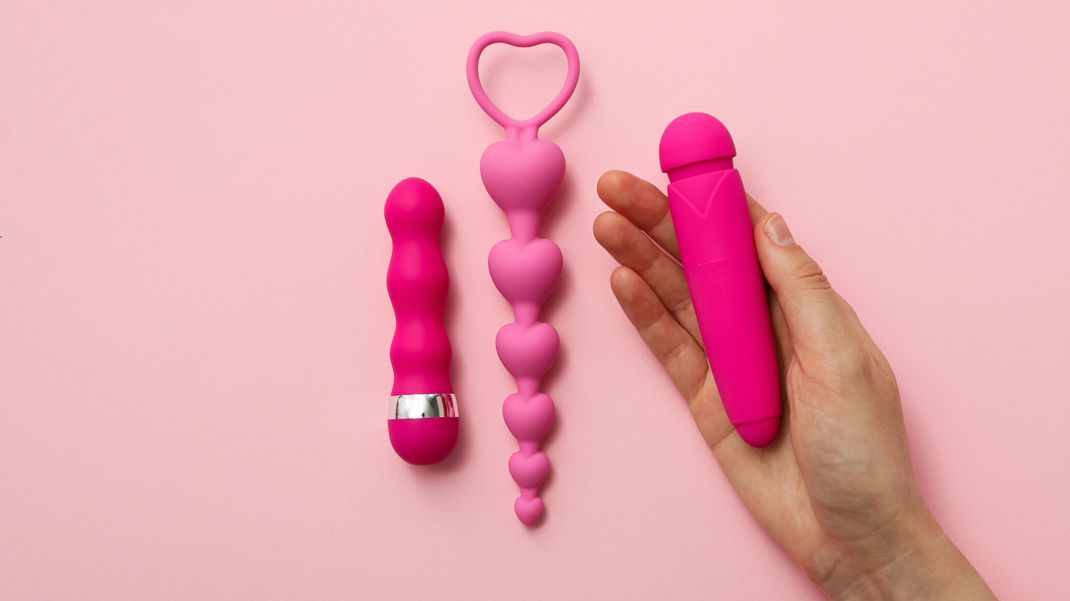 Sexspielzeuge solltest du sehr regelmäßig reinigen - wie verraten, wie du das am besten machst!
