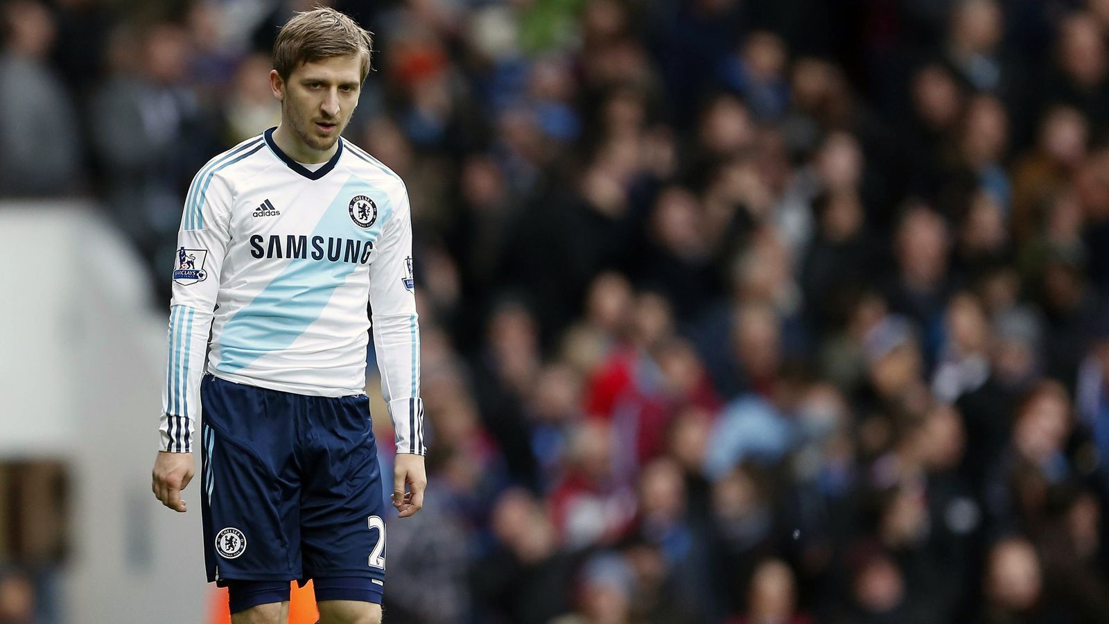 
                <strong>Marko Marin</strong><br>
                Der FC Chelsea hatte im Sommer 2012 gehofft, mit Marko Marin den "German Messi" verpflichtet zu haben. Doch schon bald stellte sich diese Hoffnung als fataler Irrtum heraus. Auf der Insel konnte der damalige Nationalspieler nie Fuß fassen und wurde stattdessen zu einem der größten Flops in der jüngeren Chelsea-Vereinsgeschichte. Auf ganze 16 Einsätze (ein Tor) brachte es der "German Messi" für Chelsea, wurde ab dem Sommer 2013 über viele Jahre immer wieder vergeliehen. Sevilla, Florenz, Anderlecht, Trabzonspor - so hießen die Leihstationen Marins. Erst im Sommer 2016 verkaufte Chelsea den Flop endgültig, er landete bei Olympiakos Piräus. Dort und später bei Roter Stern Belgrad, nahm die Karriere Marins wieder etwas an Fahrt auf, aber an seine einstigen Bremer Glanzleistungen kam er nicht wieder heran. Heute kickt der 31-Jährige für Al-Ahli Dschidda in Saudi-Arabien.
              