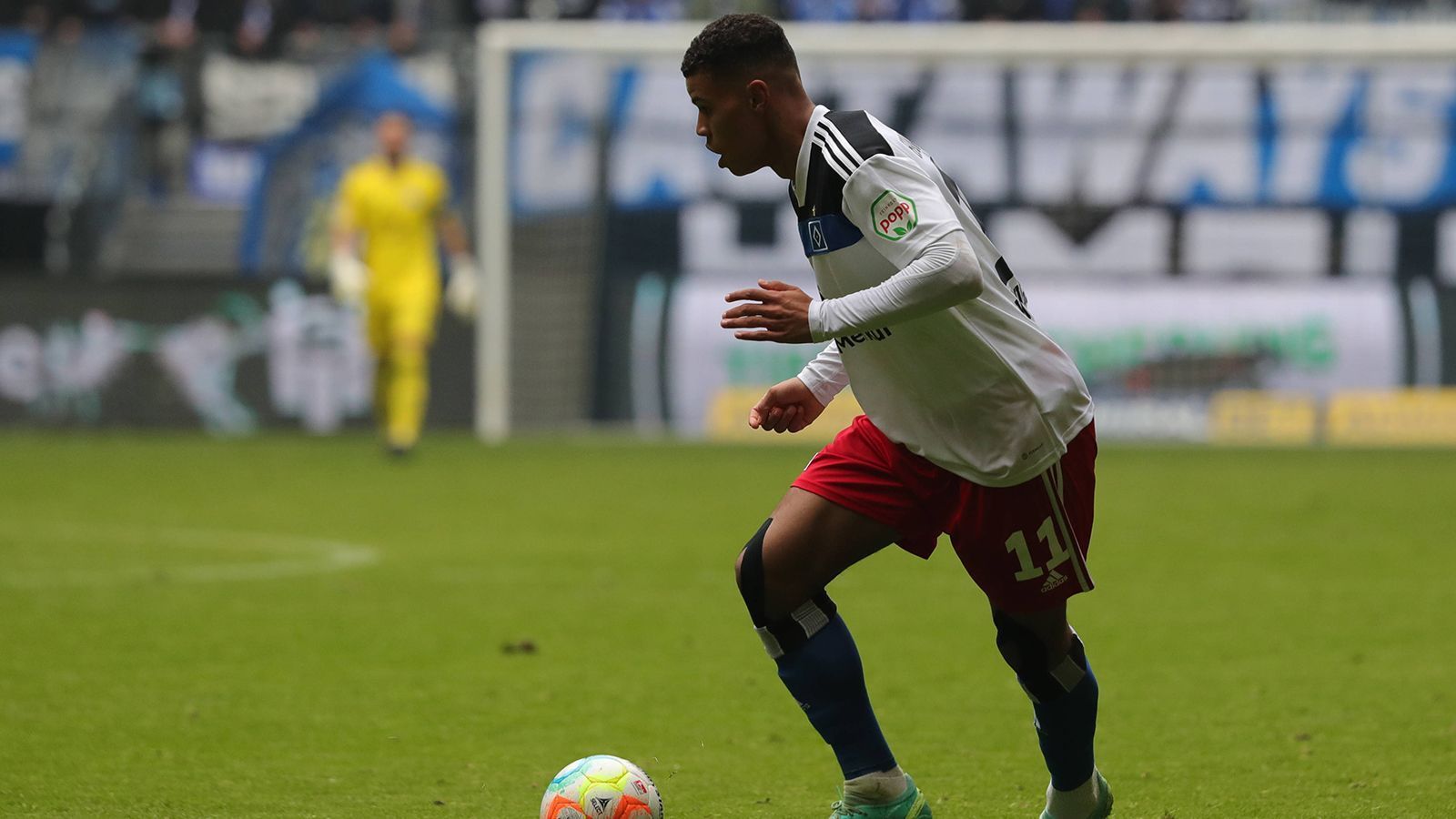 
                <strong>Ransford-Yeboah Königsdörffer (Hamburger SV) </strong><br>
                Soll ab der 72. Minute nochmal für frischen Wind in der Offensive sorgen. Das Spiel ist zu dem Zeitpunkt aber schon zugunsten des VfB gelaufen. Die eine oder andere Szene hat er trotzdem. ran-Note: 3
              