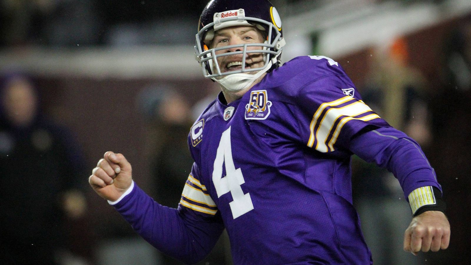 
                <strong>Brett Favre</strong><br>
                Wenn es um Rücktritt-Comeback-Geschichten geht, kommt man um Brett Favre einfach nicht herum. Der legendäre Quarterback beendete insgesamt dreimal seine Karriere – zwei Mal kam er zurück. Das erste Mal 2008, als er nach seinem Rücktritt bei den Green Bay Packers für ein Jahr bei den New York Jets unterschrieb – nur um am Ende der Saison wieder seinen Rücktritt bekannt zu geben – und wieder sein Comeback zu feiern. Dieses Mal bei den Minnesota Vikings, die er auf Anhieb ins NFC Championship Game führte. Nach einer weiteren Saison bei den Vikings beendete er 2011 zum dritten und letzten Mal seine Karriere.
              