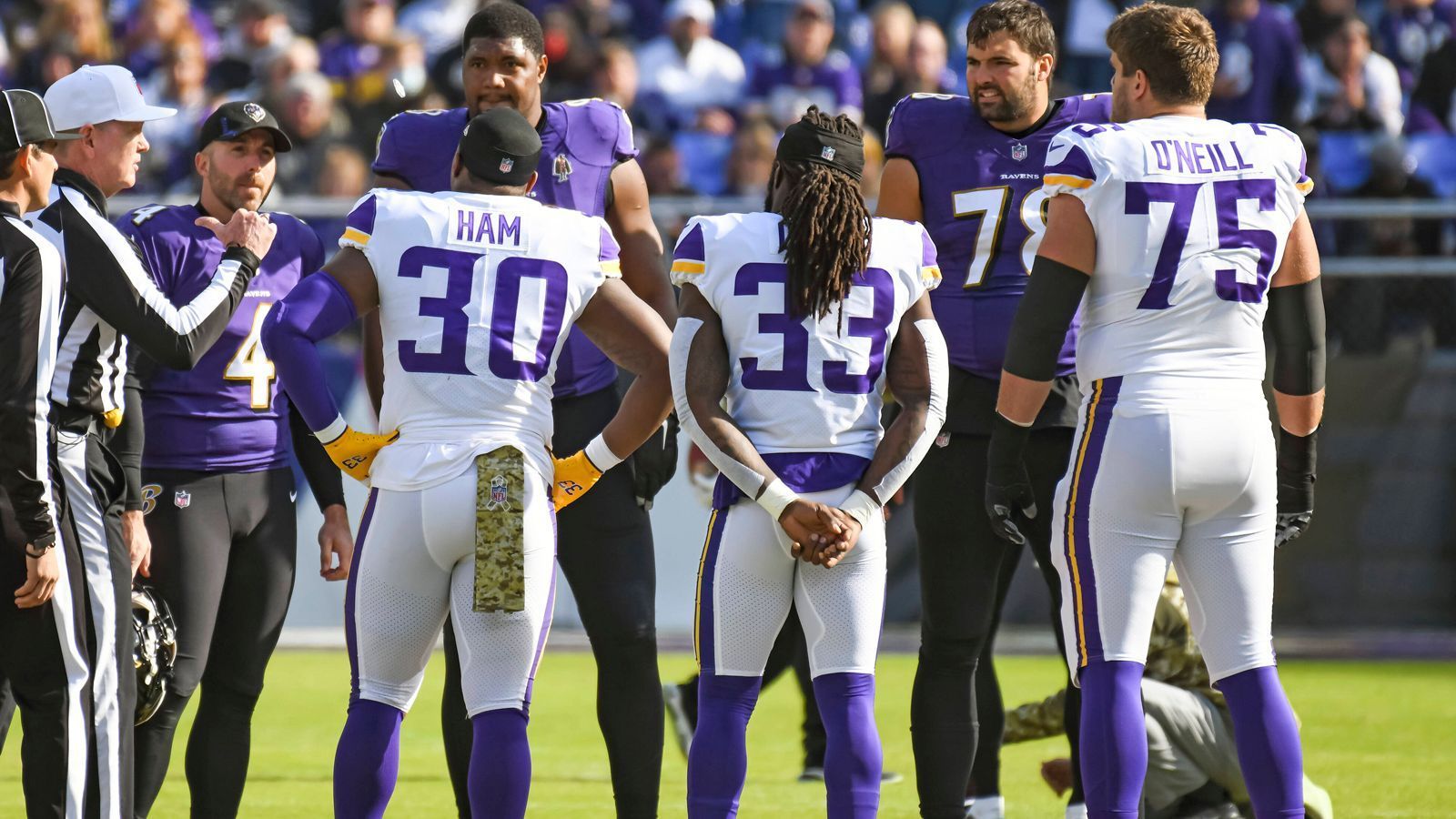 
                <strong>Minnesota Vikings und Baltimore Ravens durch das Schicksal verbunden </strong><br>
                Die Minnesota Vikings teilen sich die Teamfarben mit den Baltimore Ravens. Die Franchises sind durch die Farbe lila verbunden - und durch ein gruseliges Schicksal. In den sieben Spielen, die beide gegeneinander bestritten, konnten die Vikings drei Mal gewinnen - 1998, 2009 und 2017. In diesen drei Jahren erreichten die Vikings das NFC Championship Game. Die anderen vier Spiele 2001, 2005, 2013 und 2021 gegen die Ravens gingen jedoch verloren. Nach jedem dieser Jahre mussten die Vikings ihren Head Coach entlassen. Vor dem nächsten Spiel gegen die Ravens bereiten sich die "Vikes" hoffentlich etwas besser auf den Gegner vor ...
              