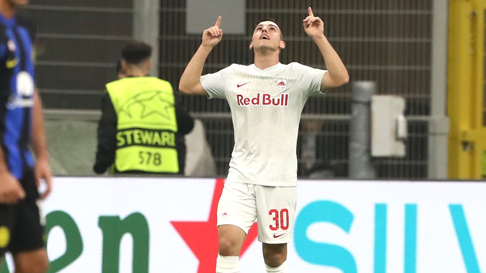 <strong>Oscar Gloukh (RB Salzburg)</strong><br>Neben Tel der einzige U19-Spieler mit zwei Toren in der CL-Gruppenphase. Der offensive Mittelfeldspieler ist trotz seines jungen Alters auch schon israelischer Nationalspieler und Hoffnungsträger. Salzburg hatte in der Gruppe D gegen Real Sociedad und Inter Mailand das Nachsehen und wird wohl Dritter, außer Benfica überrascht nochmal am letzten Spieltag.