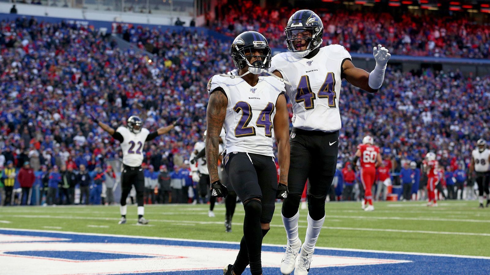 
                <strong>Platz 3: Baltimore Ravens</strong><br>
                Lamar Jackson und Co. lenkten schon im vergangenen Jahr von einer guten Defense ab, in der Offseason wurde diese punktuell verstärkt. Der Abgang von Michael Pierce wurde mit der Verpflichtung von Derek Wolfe abgefangen, Calais Campbell bringt sowohl als Pass Rusher sowie als Verteidiger gegen den Lauf ein sofortiges Upgrade für die Defensive Line. Das Prunkstück ist das Defensive Backfield: Mit Marlon Humphrey, Marcus Peters, Jimmy Smith, Chuck Clark und Earl Thomas gibt es wenige Secondarys der Liga, die mit Baltimore mithalten können.
              