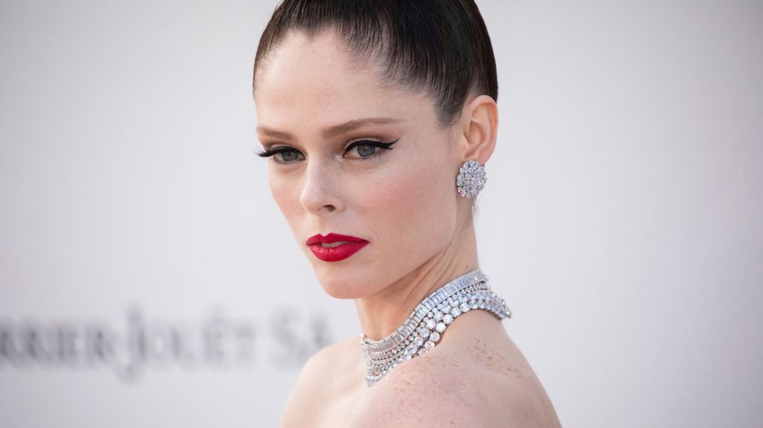 Coco Rocha trug bei den Filmfestspielen in Cannes 2019 eine signalrote Lippe.