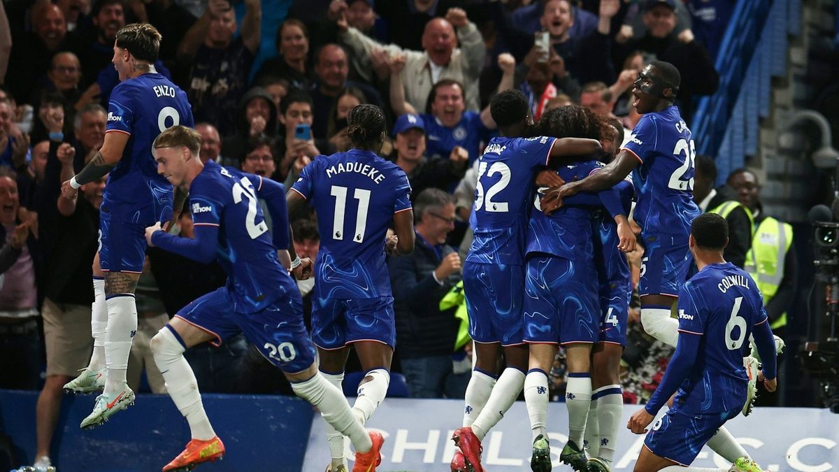 Chelsea bejubelt das 1:0 von Cucurella